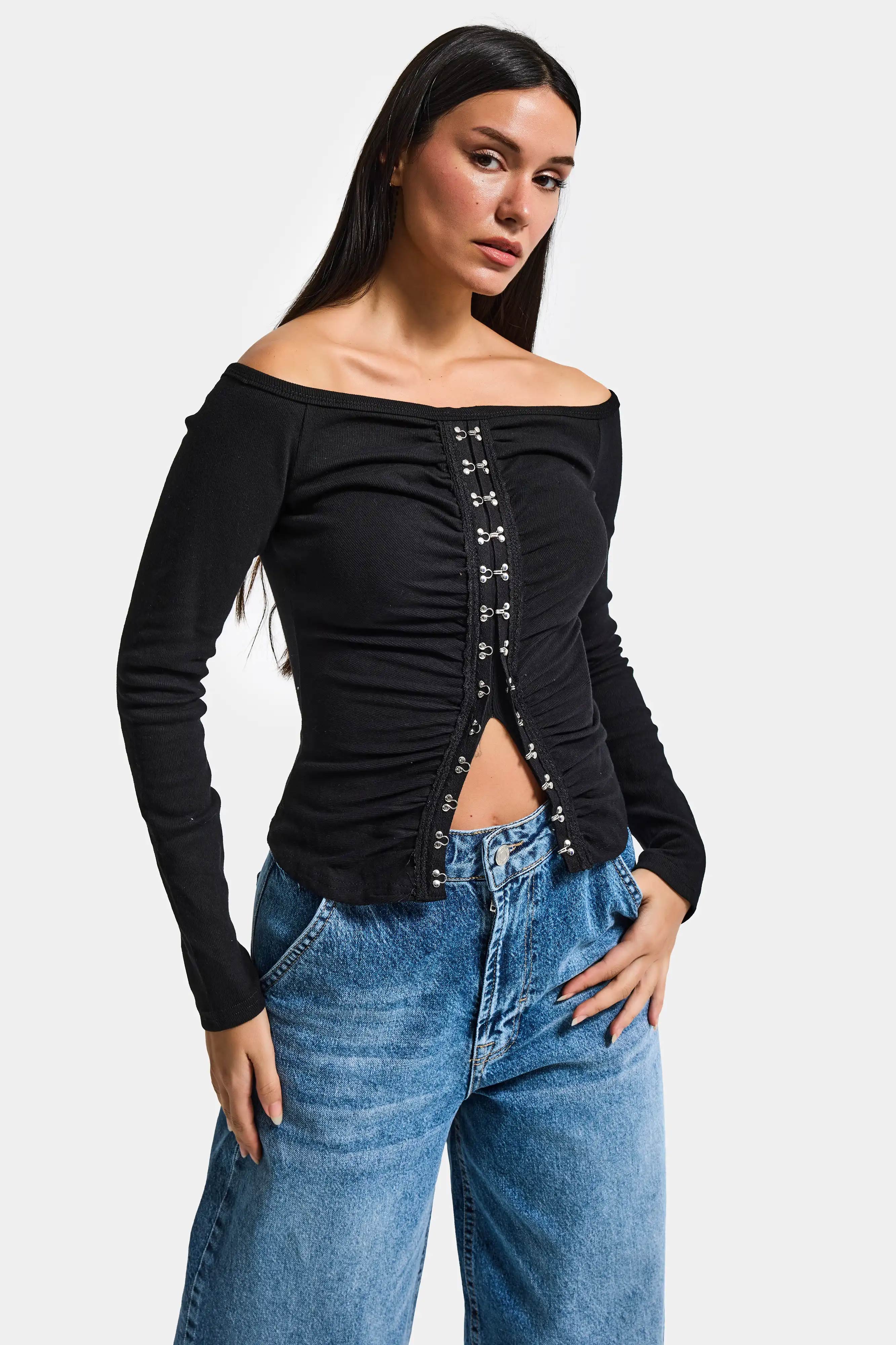 Kadın Siyah w5 Agraf Detaylı Omzu Açık Özel Tasarım Crop Top