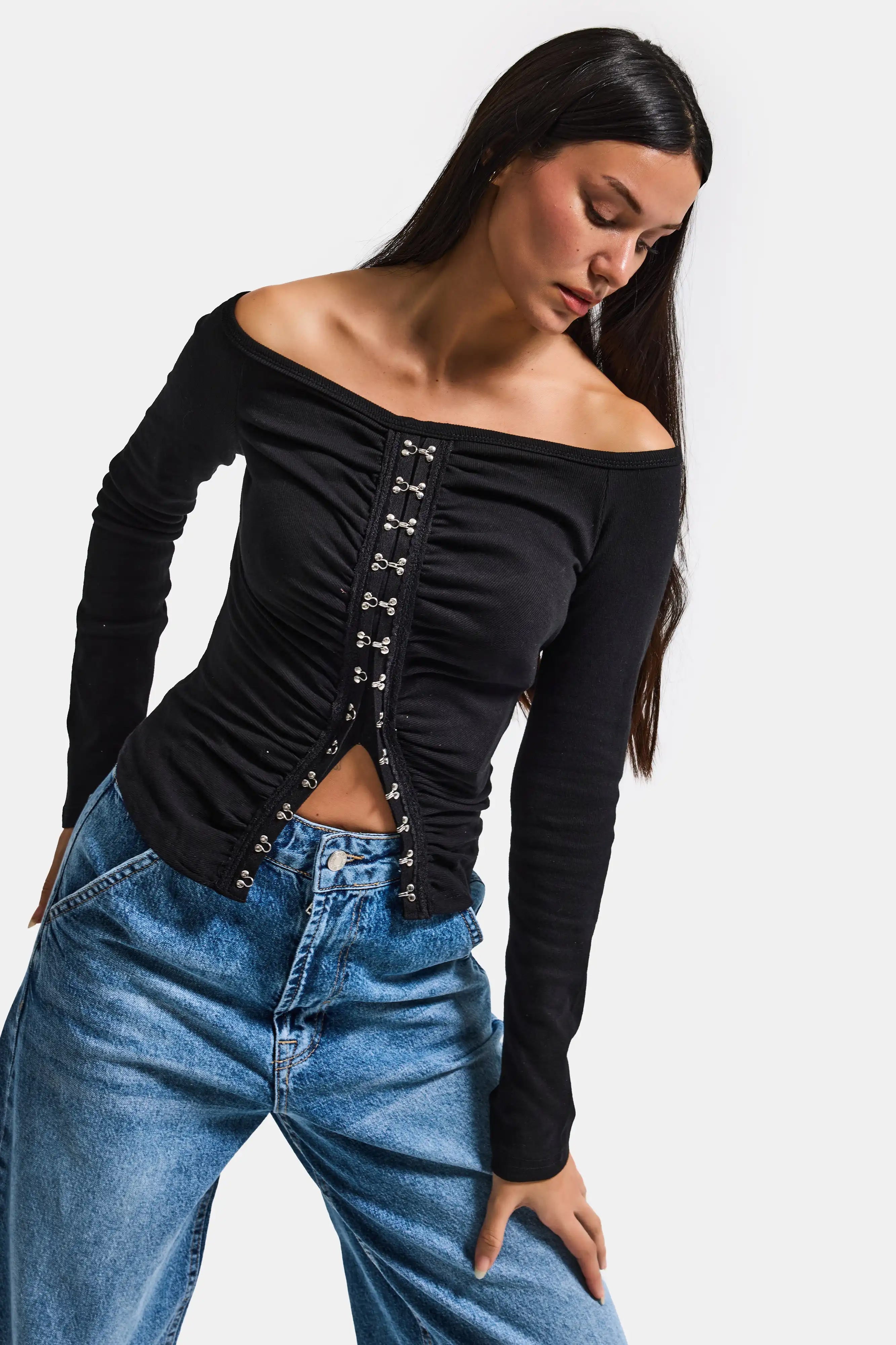 Kadın Siyah w5 Agraf Detaylı Omzu Açık Özel Tasarım Crop Top