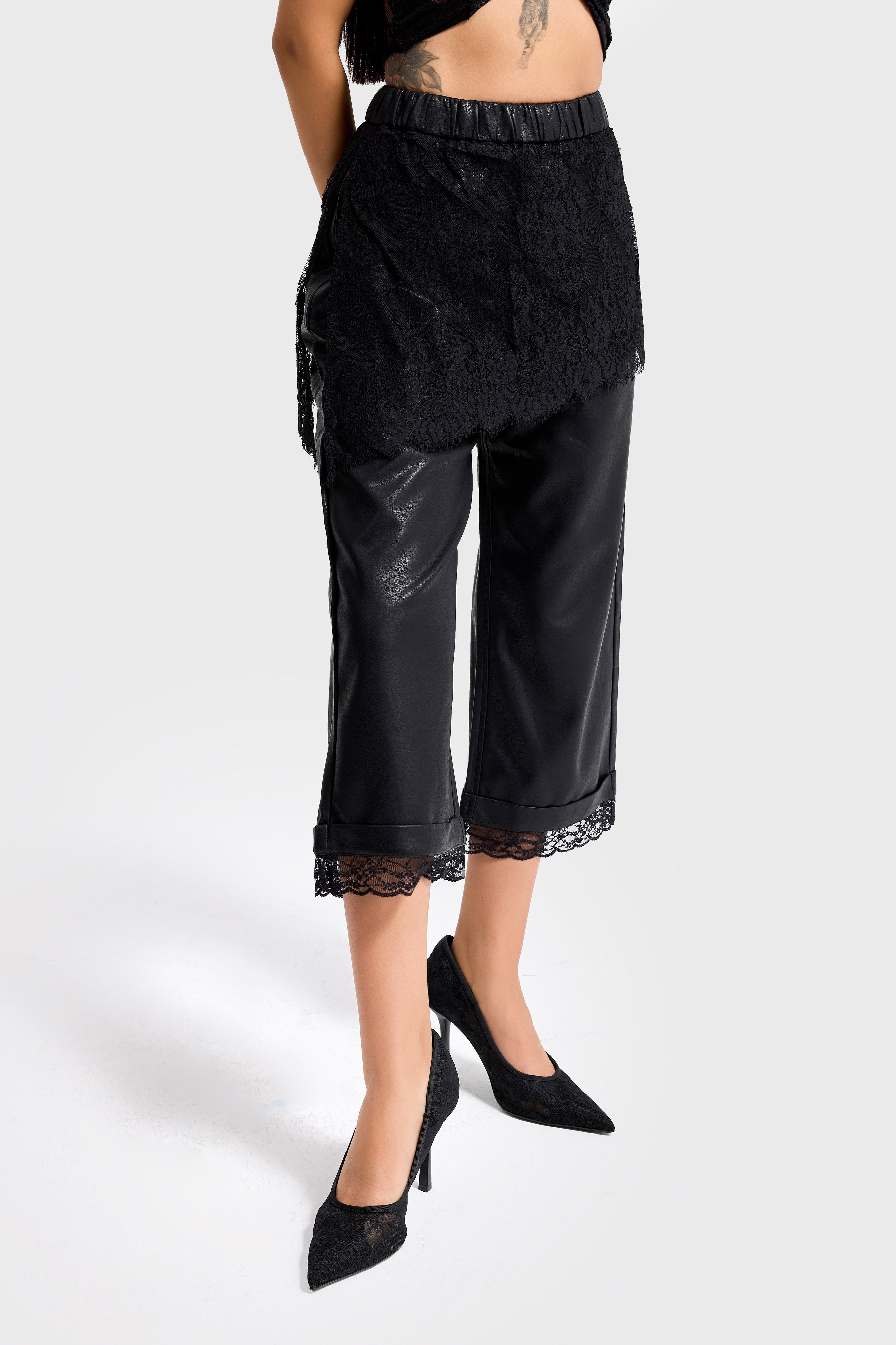 Kadın Siyah Renk Dantel Etek Detaylı Özel Tasarım Suni Deri Pantolon