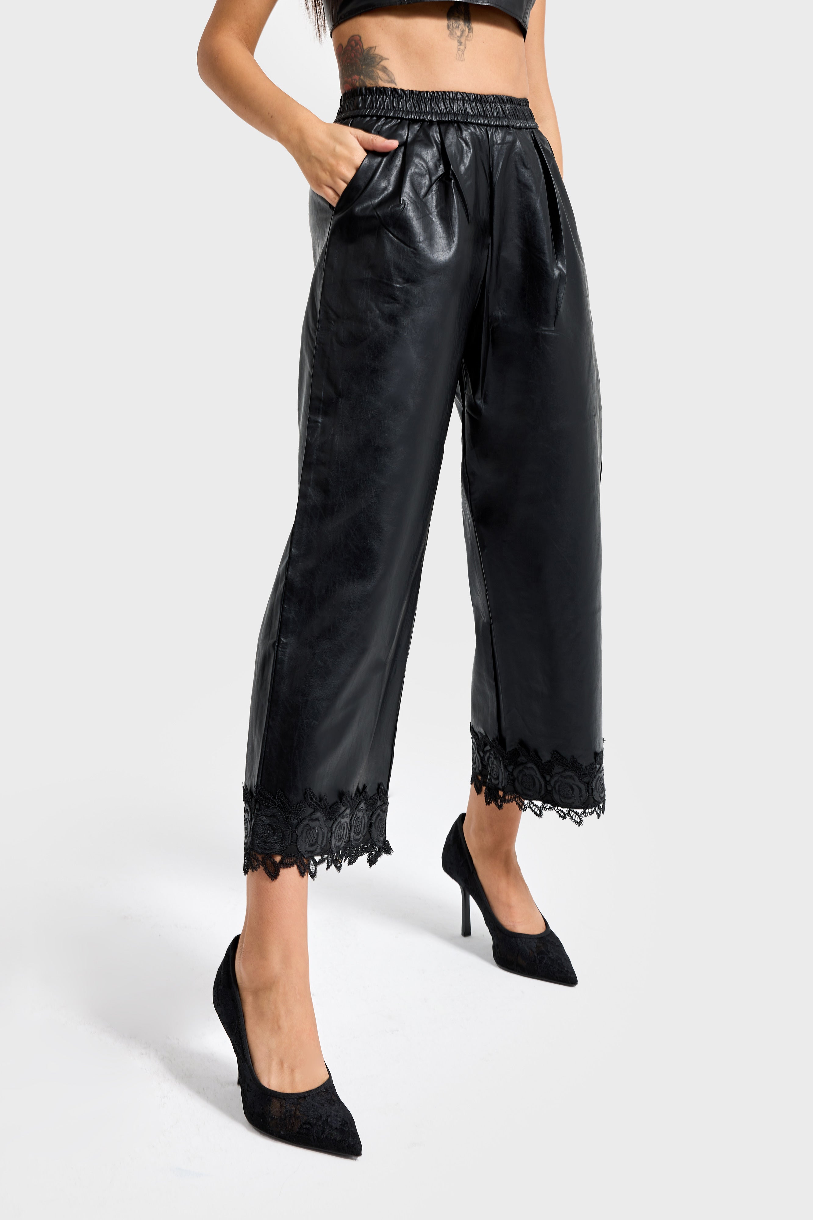 Kadın Siyah Renk Paçası Dantel Detaylı Beli Lastikli Tasarım Suni Deri Pantolon