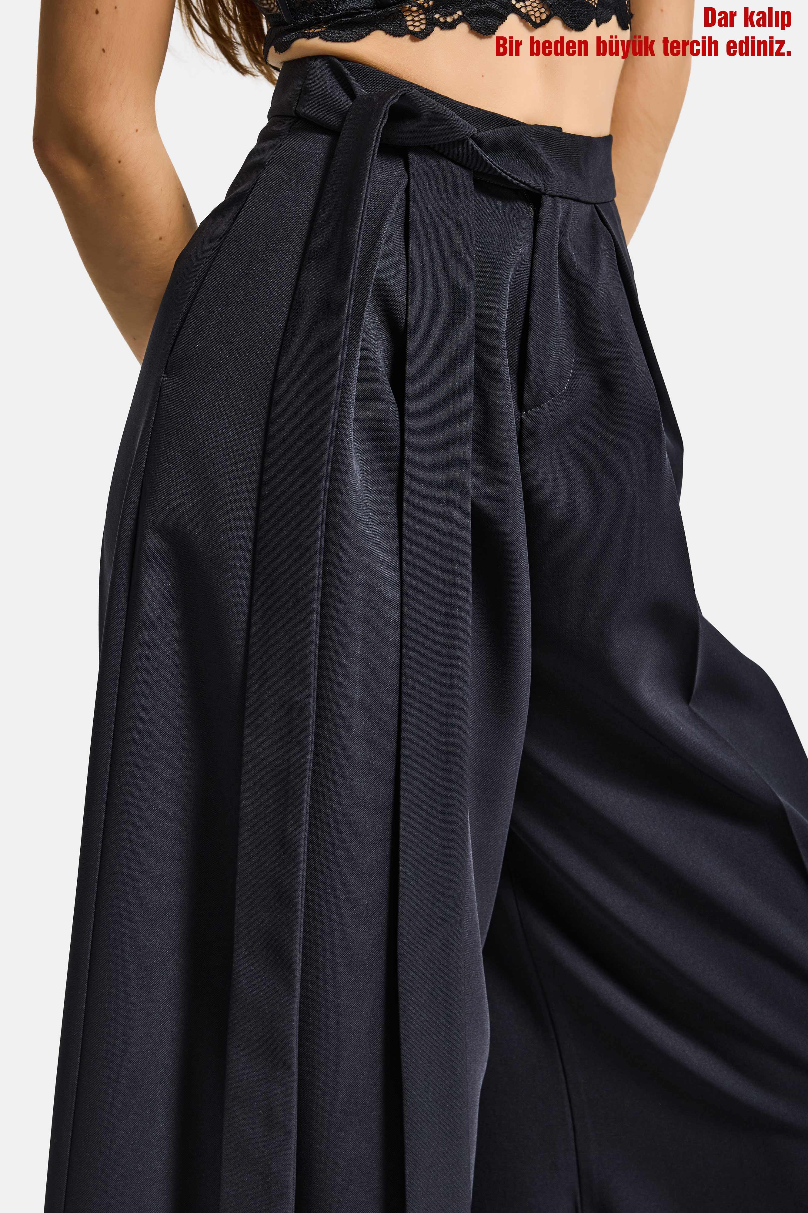 Kadın Siyah w5 Palazzo Fit Özel Kumaş Kemer Detaylı Tasarım Pantolon