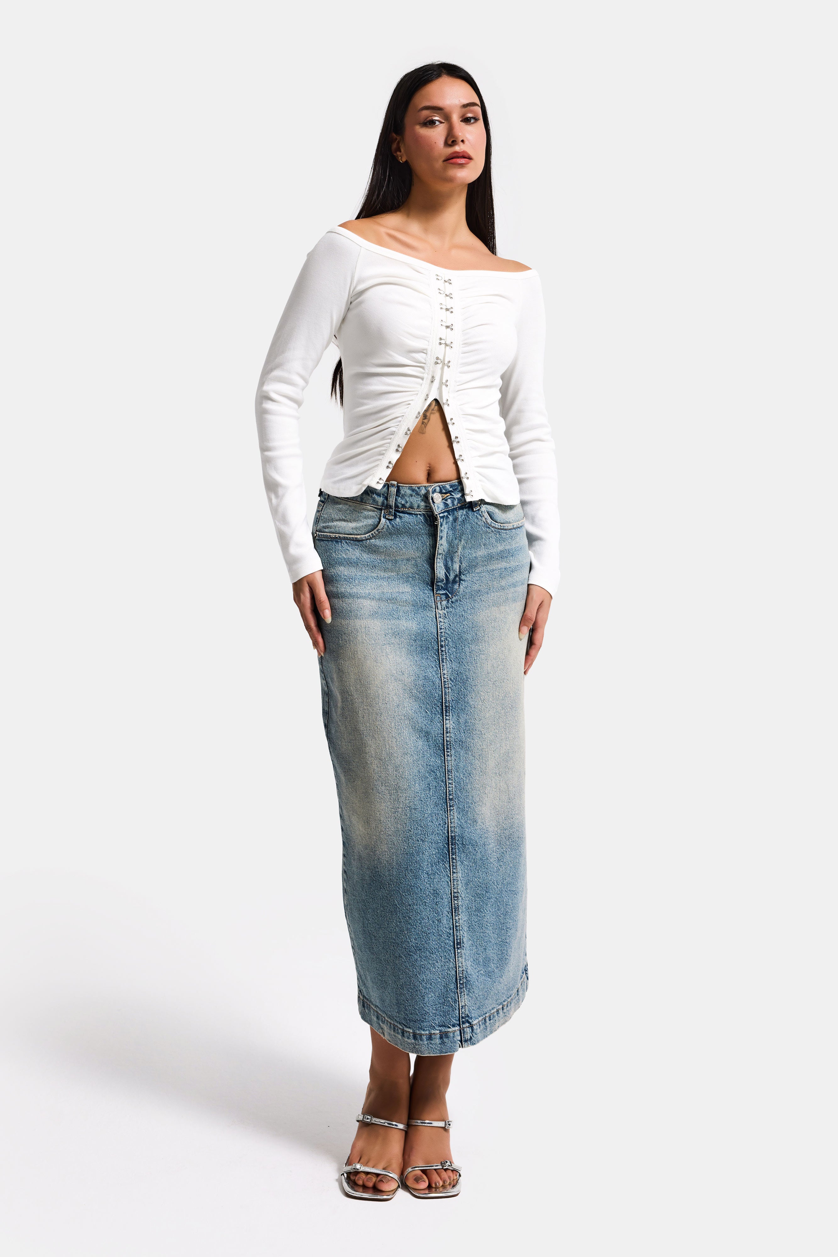 Kadın Beyaz w5 Agraf Detaylı Omzu Açık Özel Tasarım Crop Top