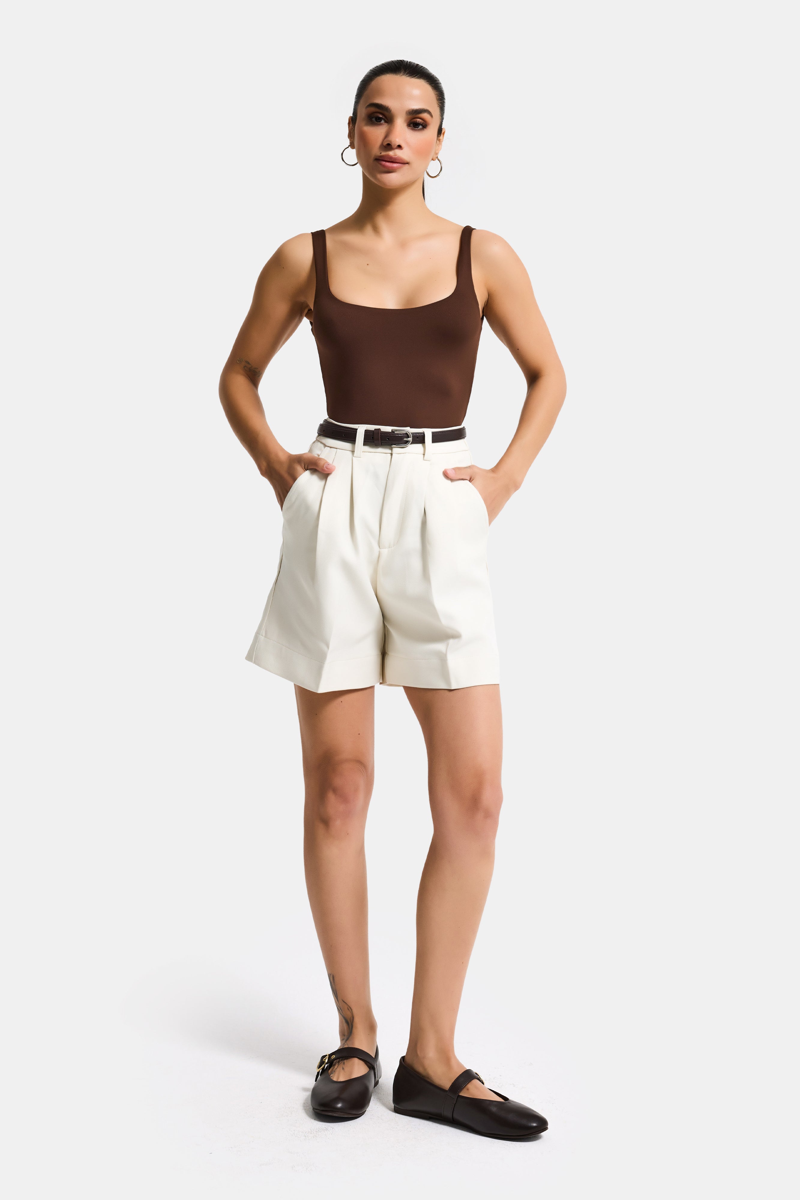 Kadın Kırık Beyaz w5 Kemerli Pileli Organik Koton Kumaş Midi Boy Şort