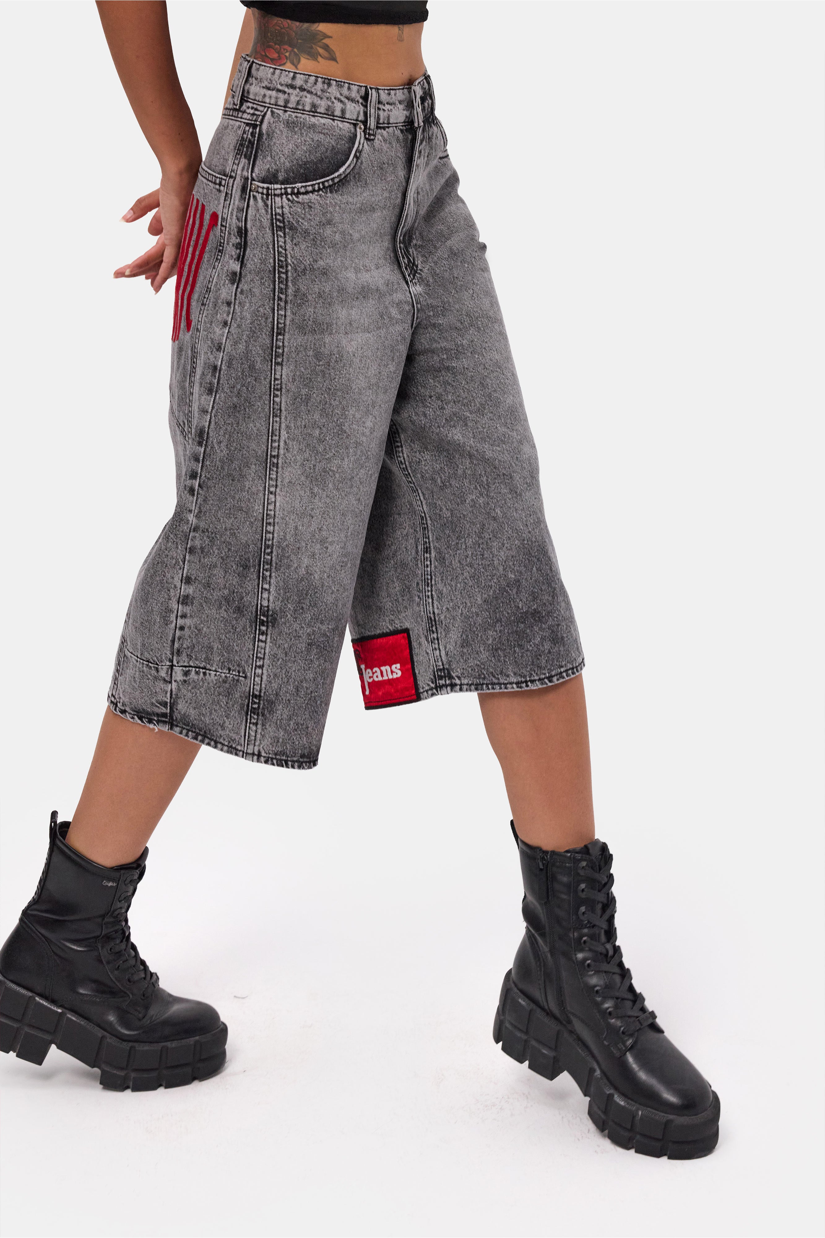 Kadın Gri Renk 4s6-13 Mega Baggy Fit Paça ve Cep Detaylı Özel Tasarım Denim Şort