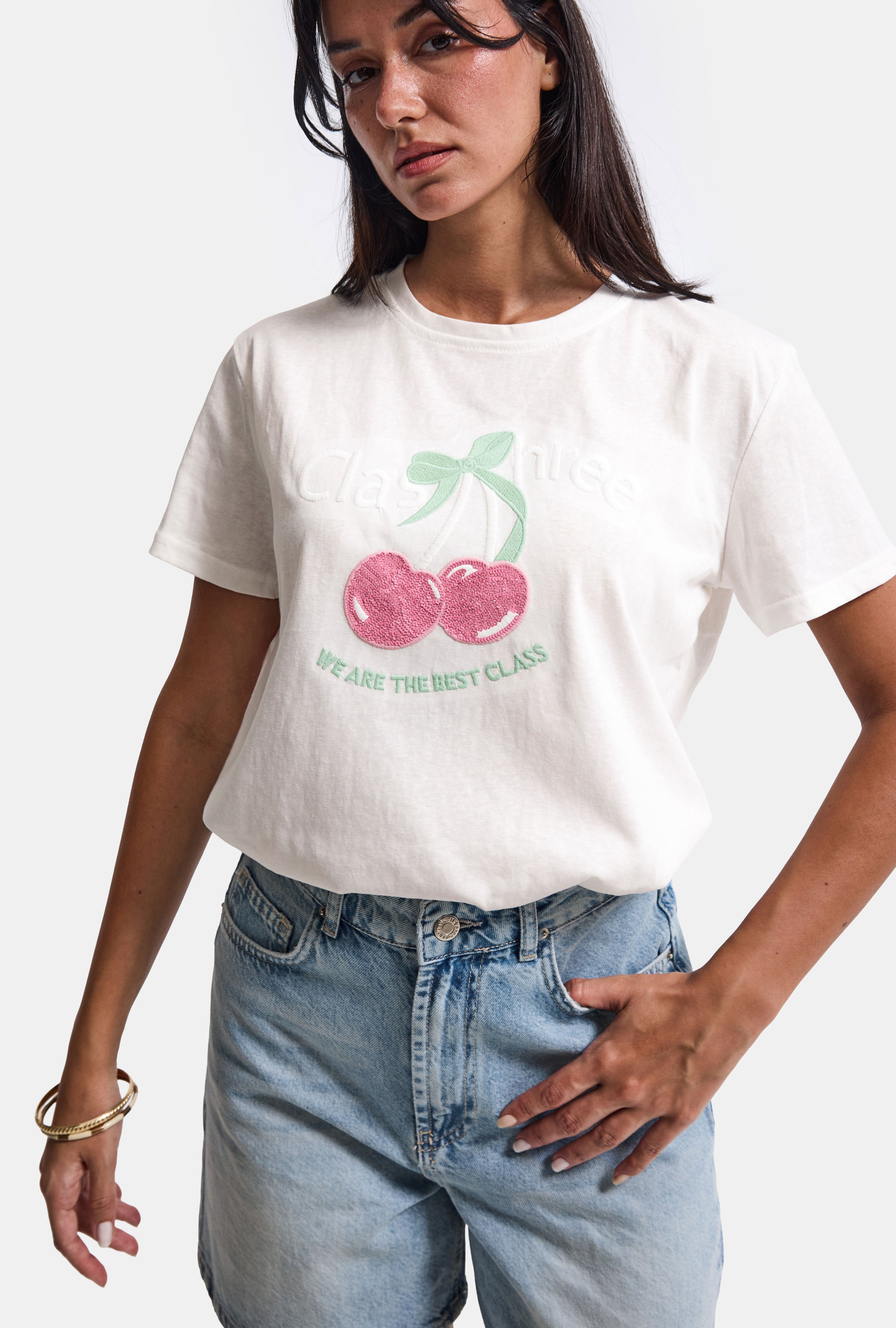 Kadın Beyaz Kiraz Nakışlı Bol Kesim Tasarım T-Shirt