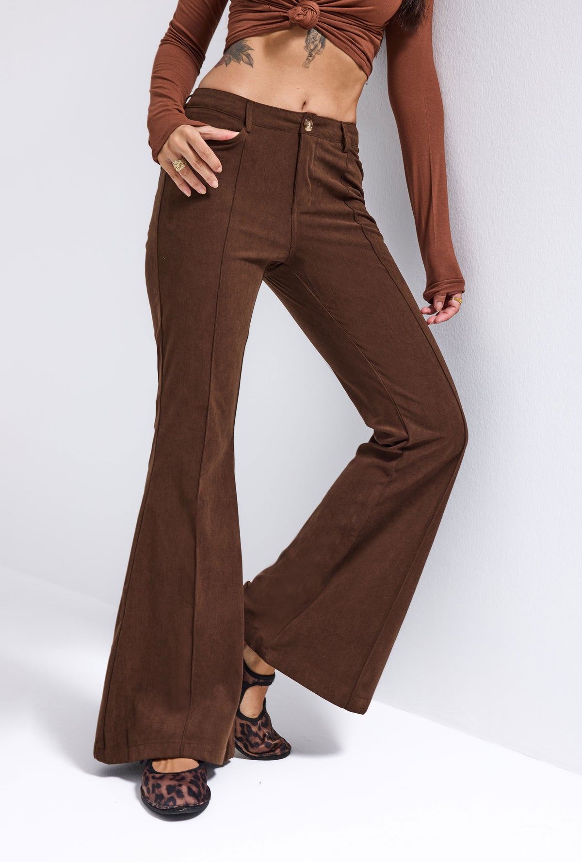 Kadın Kahve Flare Fit Pürüzsüz Dokulu Esnek Velvet Kadife Kumaş Pantolon