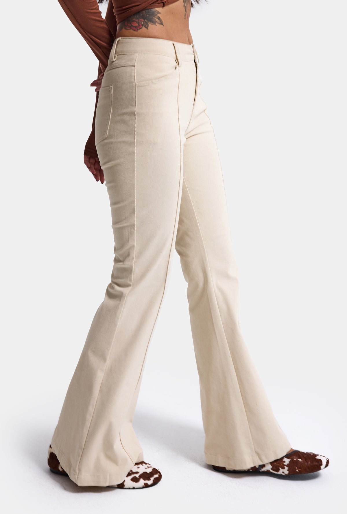 Kadın Bej Flare Fit Pürüzsüz Dokulu Esnek Velvet Kadife Kumaş Pantolon