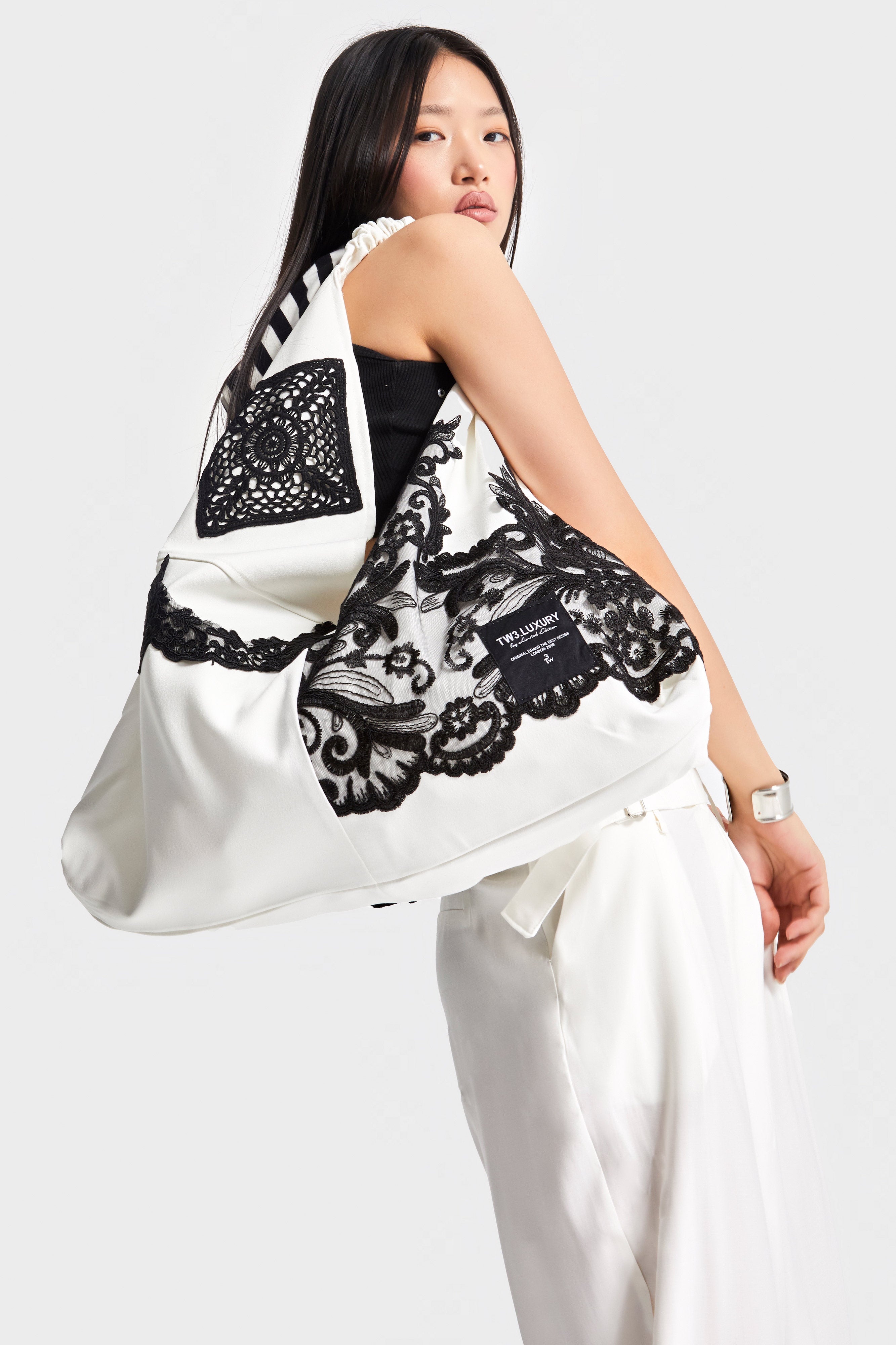 Ekru Siyah Dantel Renk Özel Tasarım Boyundan Askılı Çanta