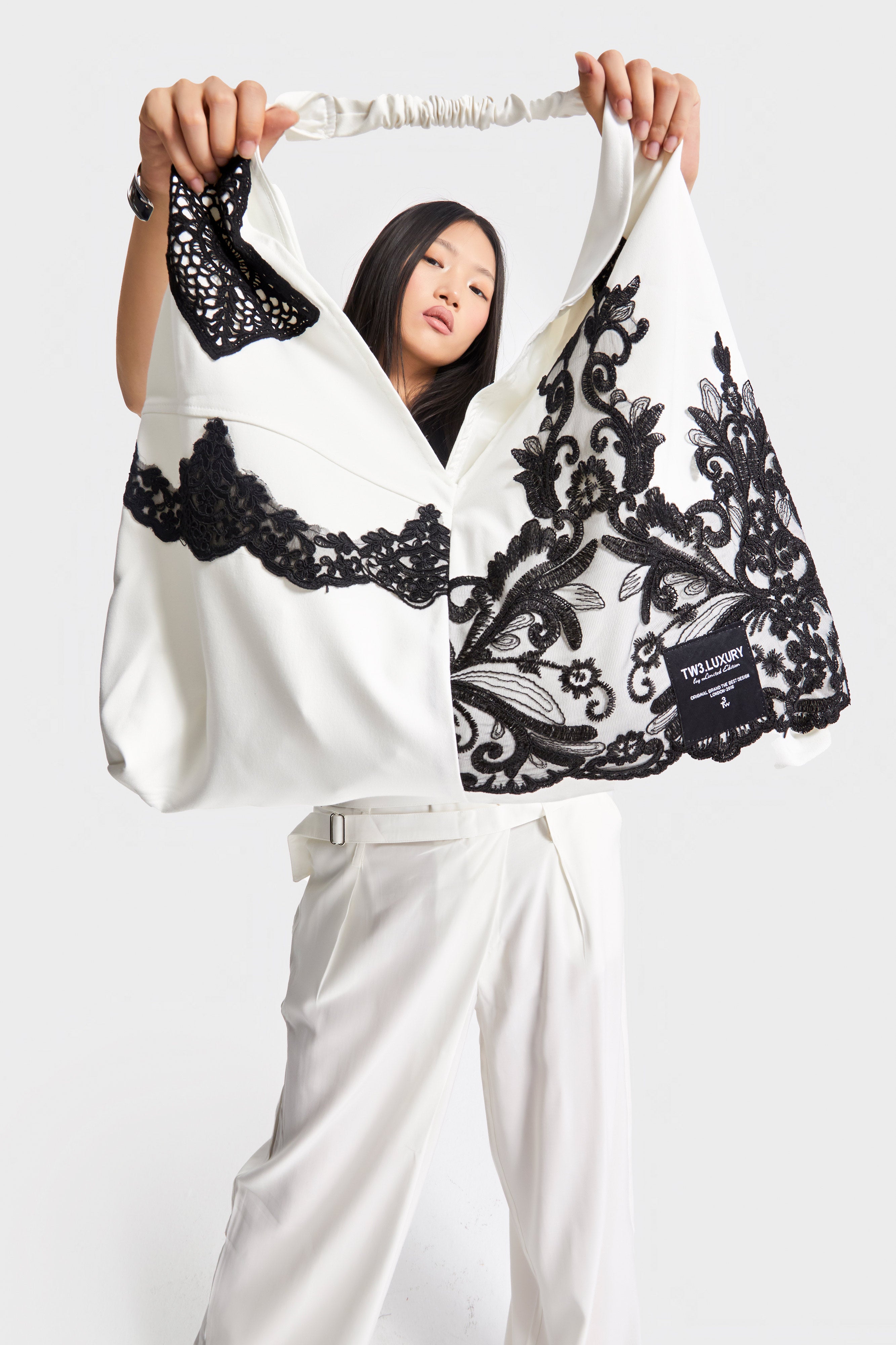 Ekru Siyah Dantel Renk Özel Tasarım Boyundan Askılı Çanta