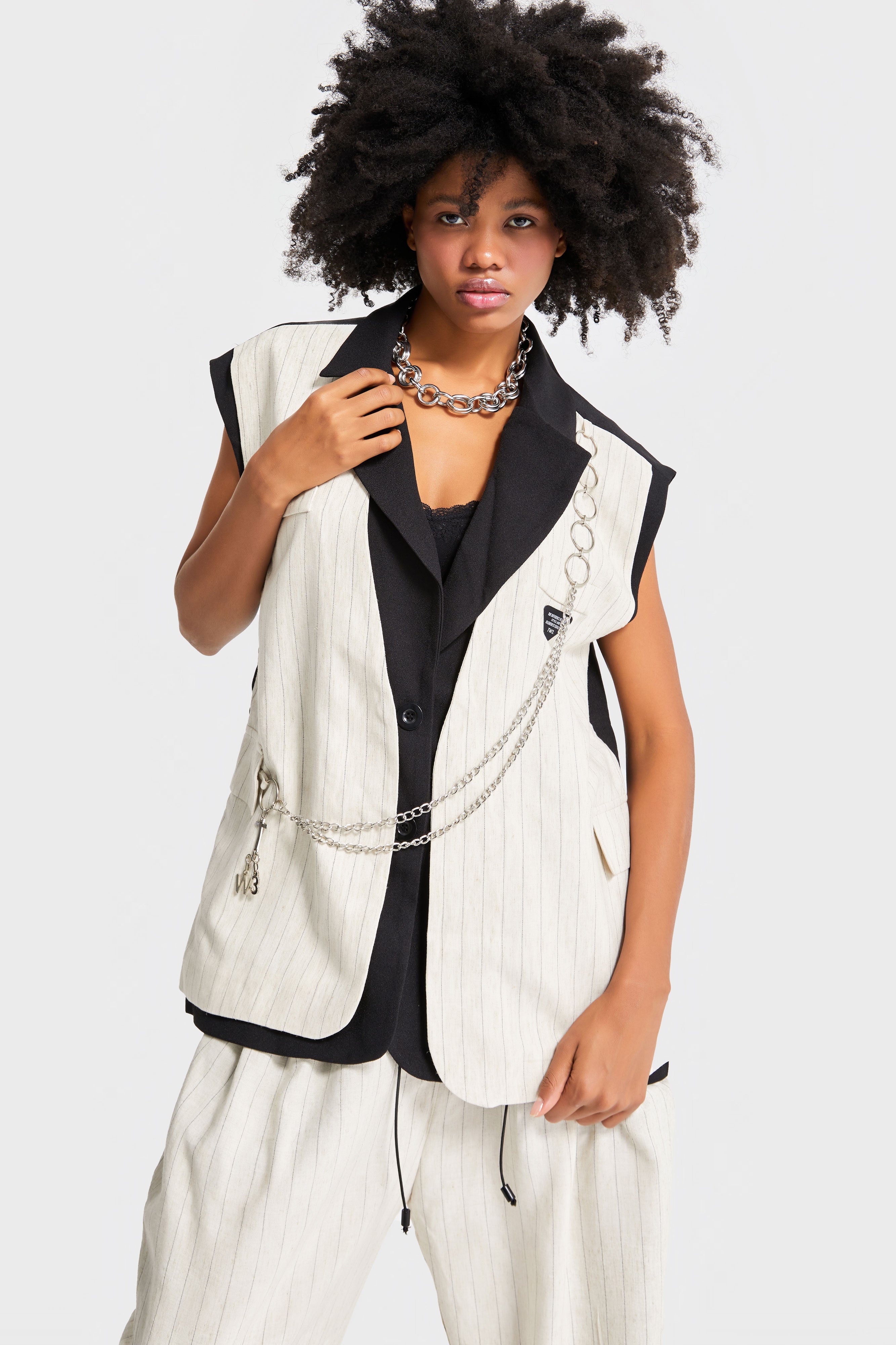 Kadın Bej Çizgili Renk Siyah Bej Parçalı Aksesuar Detaylı Bol Kesim Tasarım Yelek