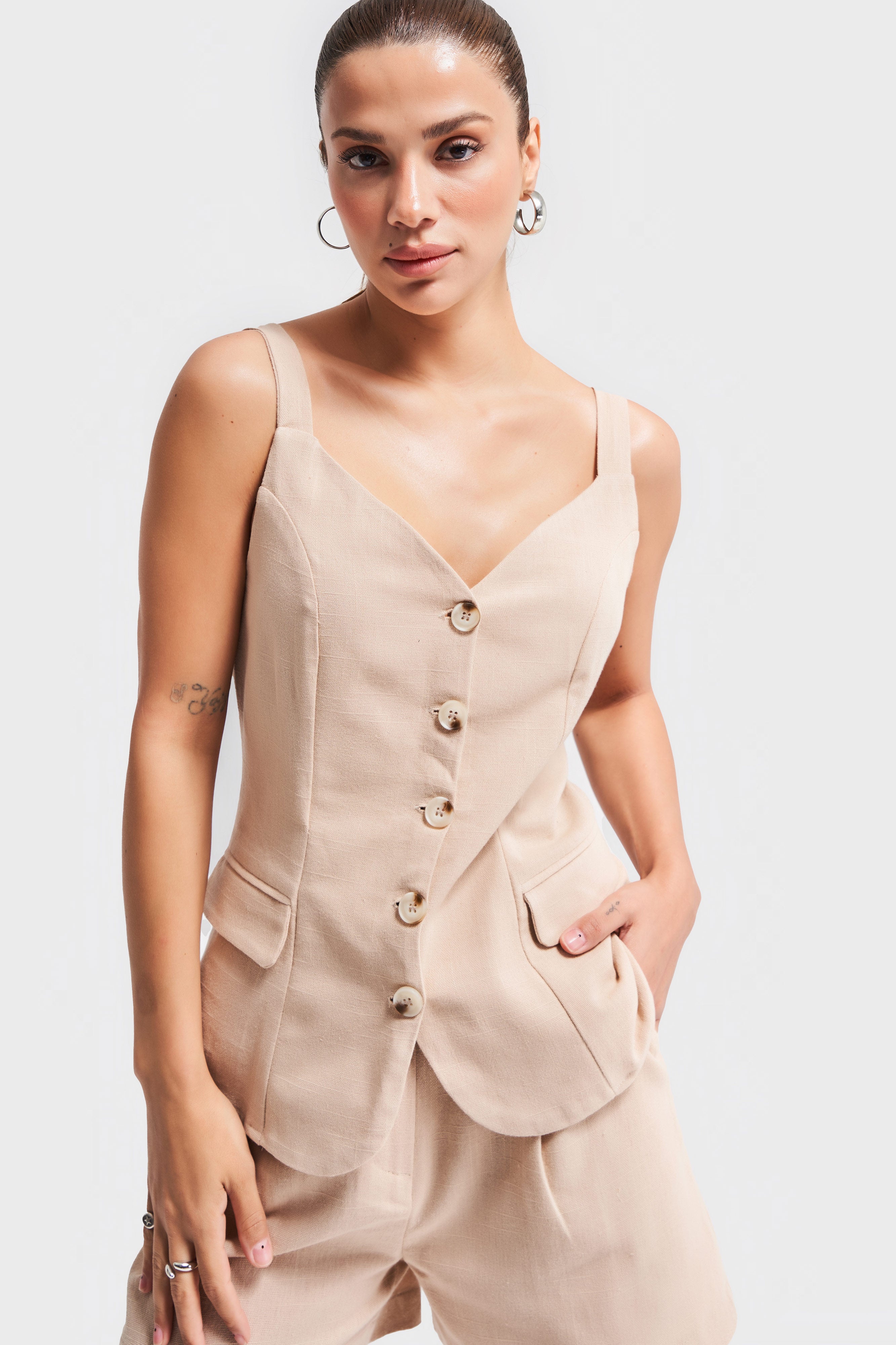 Женский жилет бежевого цвета s5-57 макси-длины из льняной ткани с бретельками и пуговицами спереди