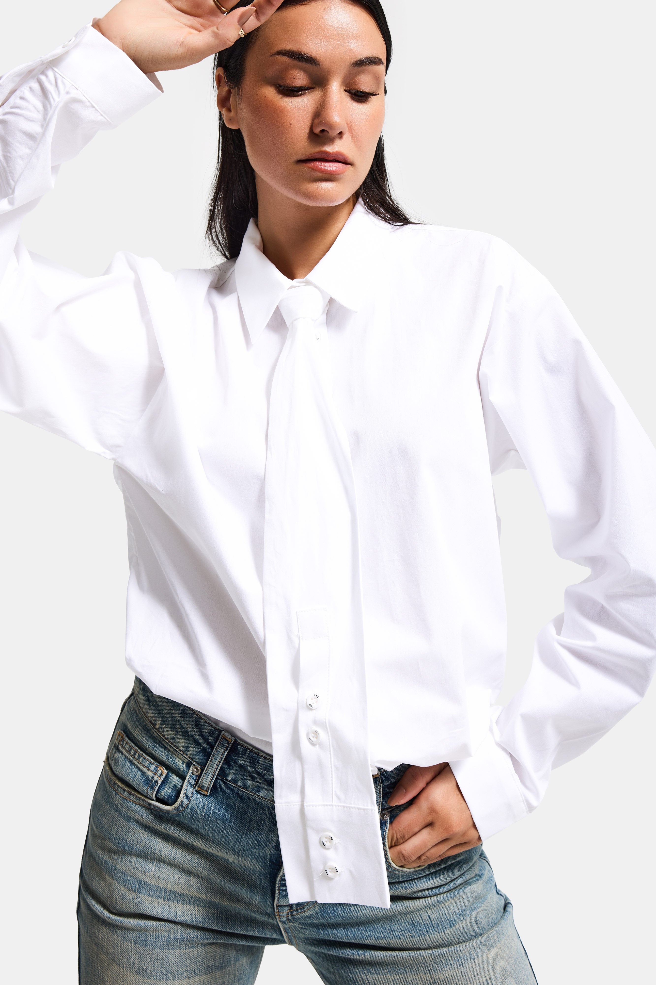 Kadın Beyaz Oversize Kravat Detaylı Özel Tasarım Bol Kesim Gömlek