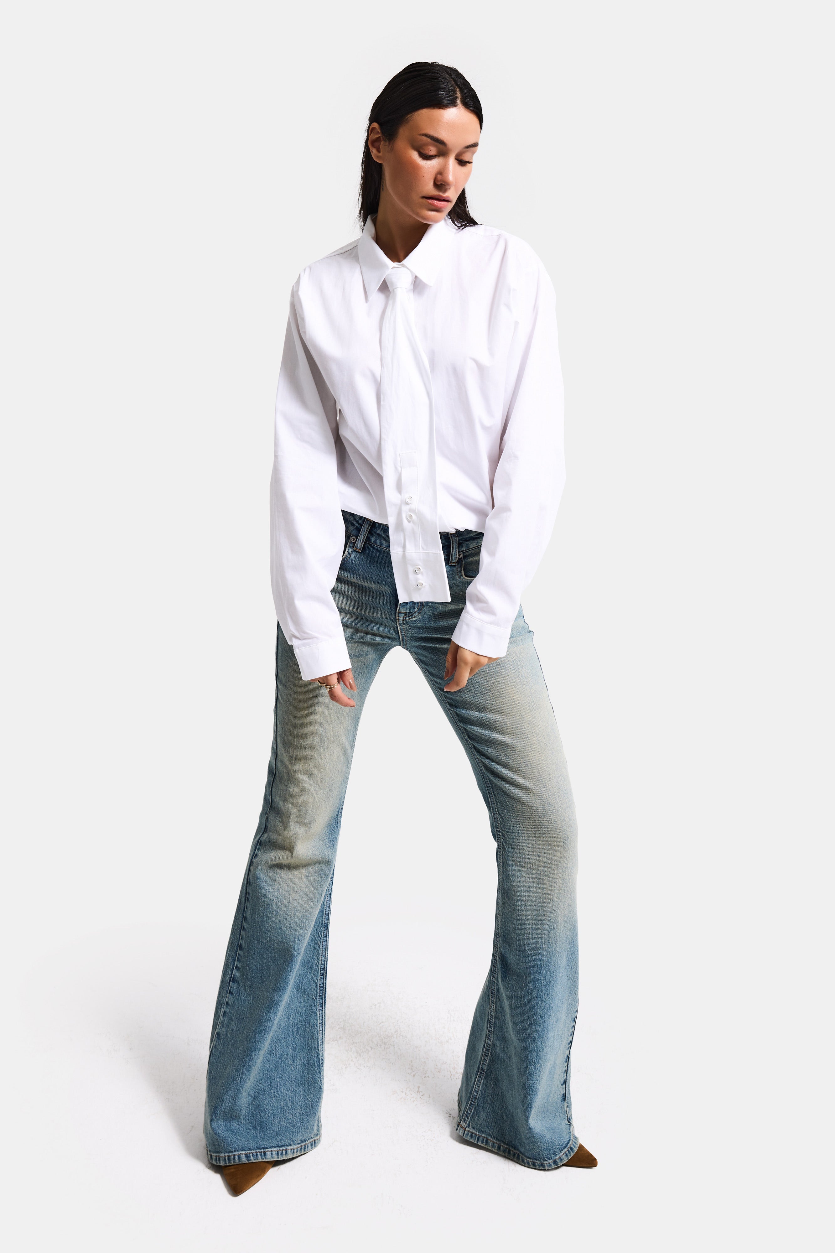 Kadın Beyaz Oversize Kravat Detaylı Özel Tasarım Bol Kesim Gömlek