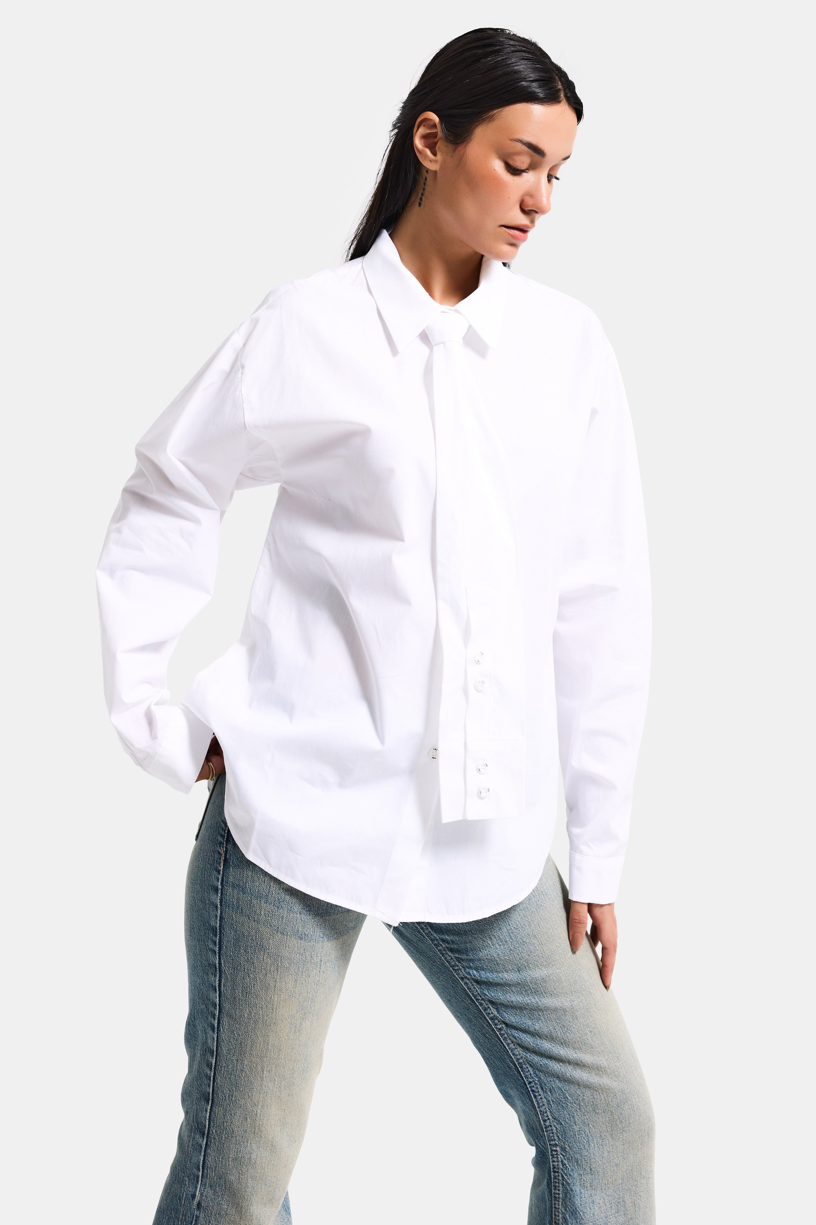 Kadın Beyaz Oversize Kravat Detaylı Özel Tasarım Bol Kesim Gömlek