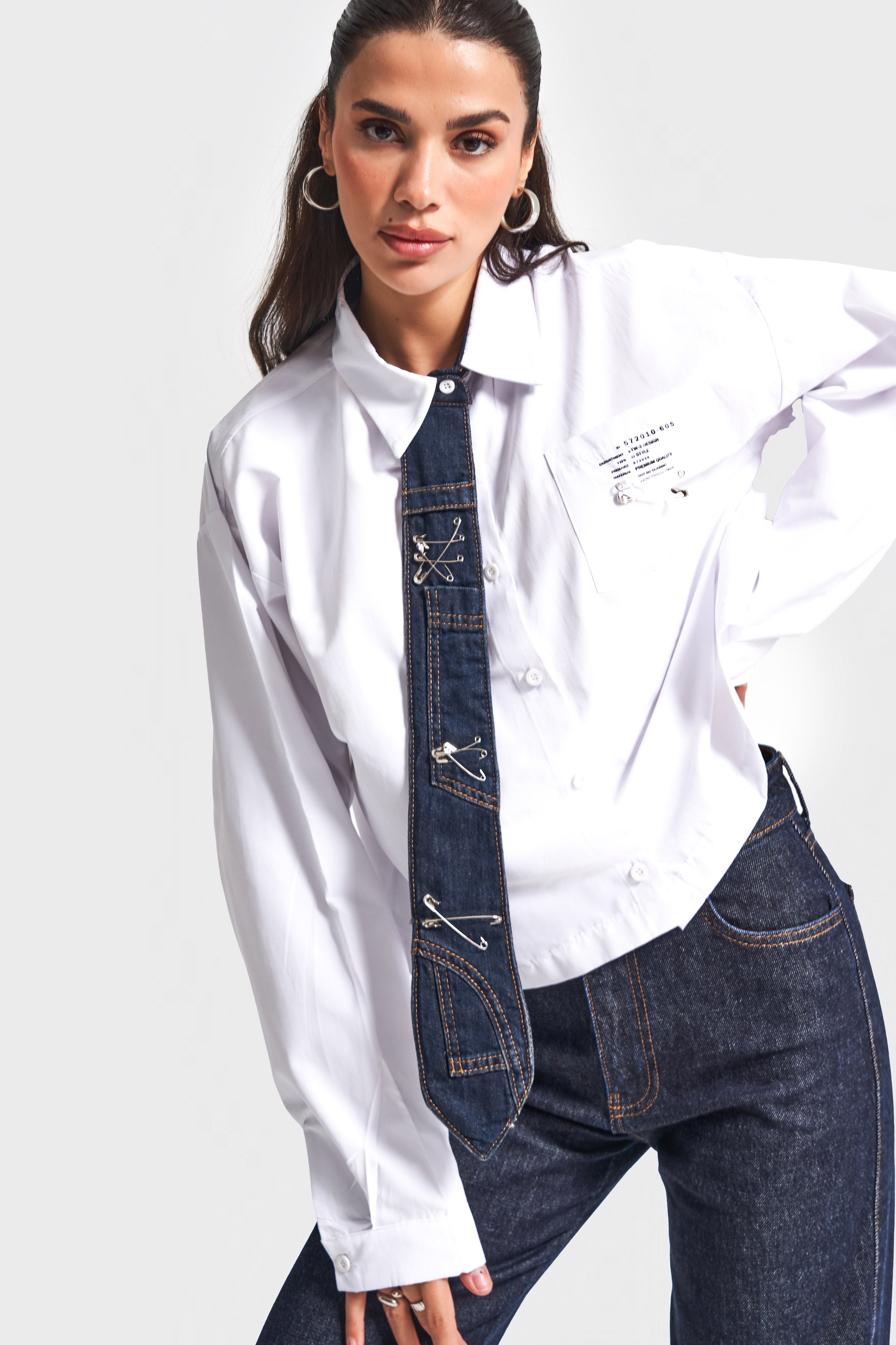 Kadın Beyaz Renk Bol Kesim Kravat Detaylı Özel Tasarım Gömlek