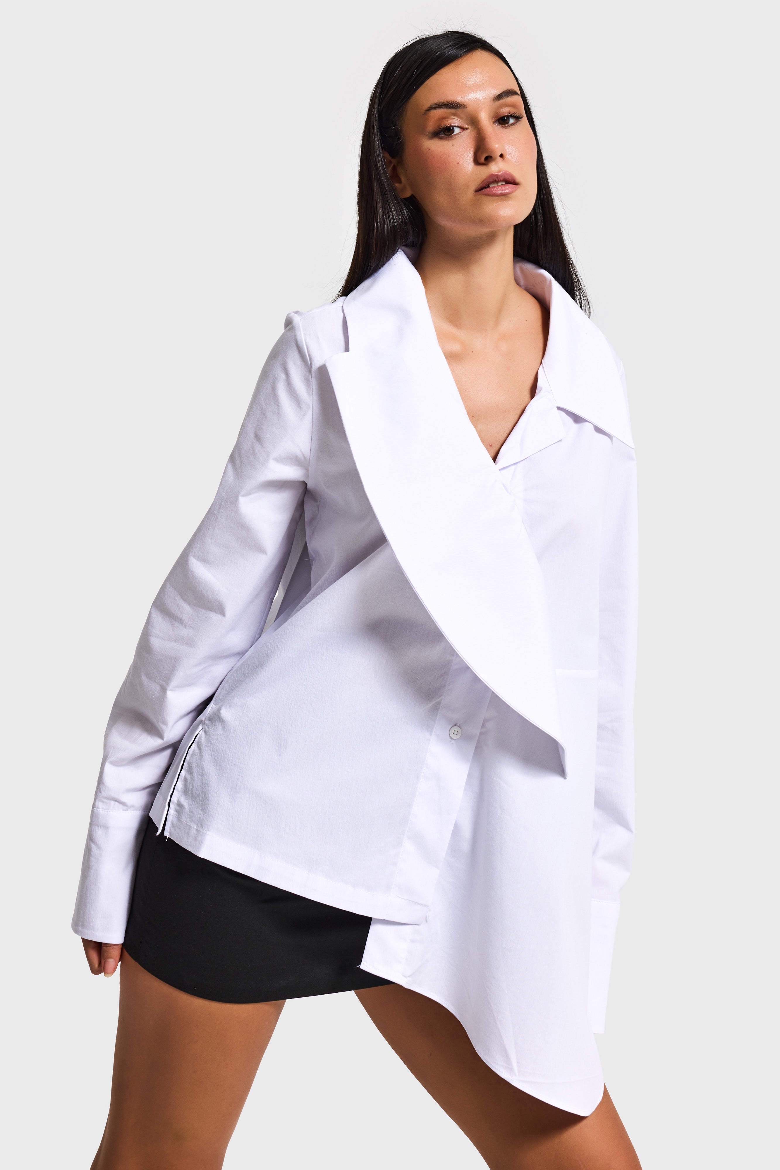 Kadın Beyaz Renk Bol Kesim Yaka Detaylı Özel Tasarım Gömlek