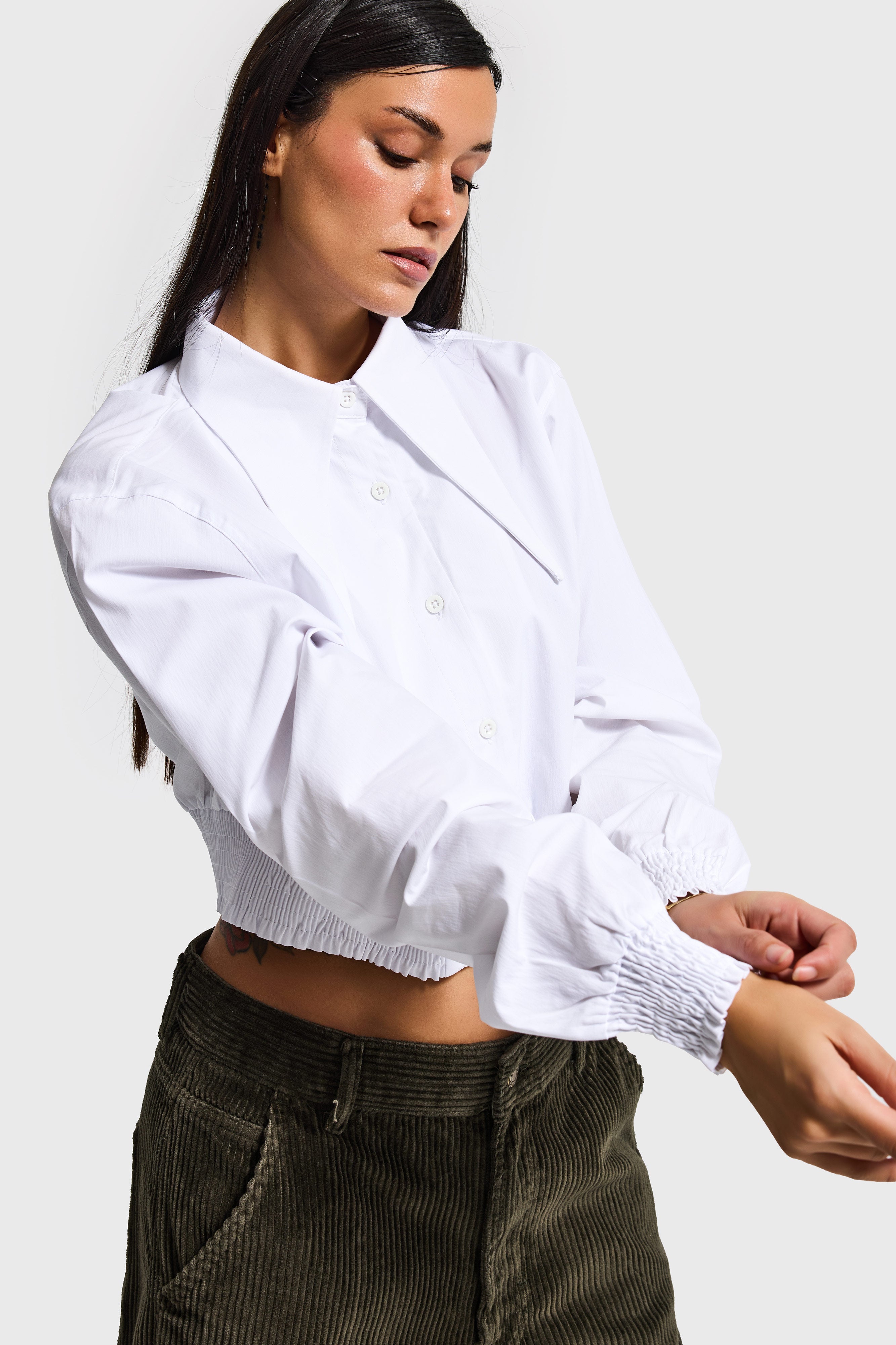 Kadın Beyaz Renk Crop Fit Yaka Detaylı Özel Tasarım Gömlek