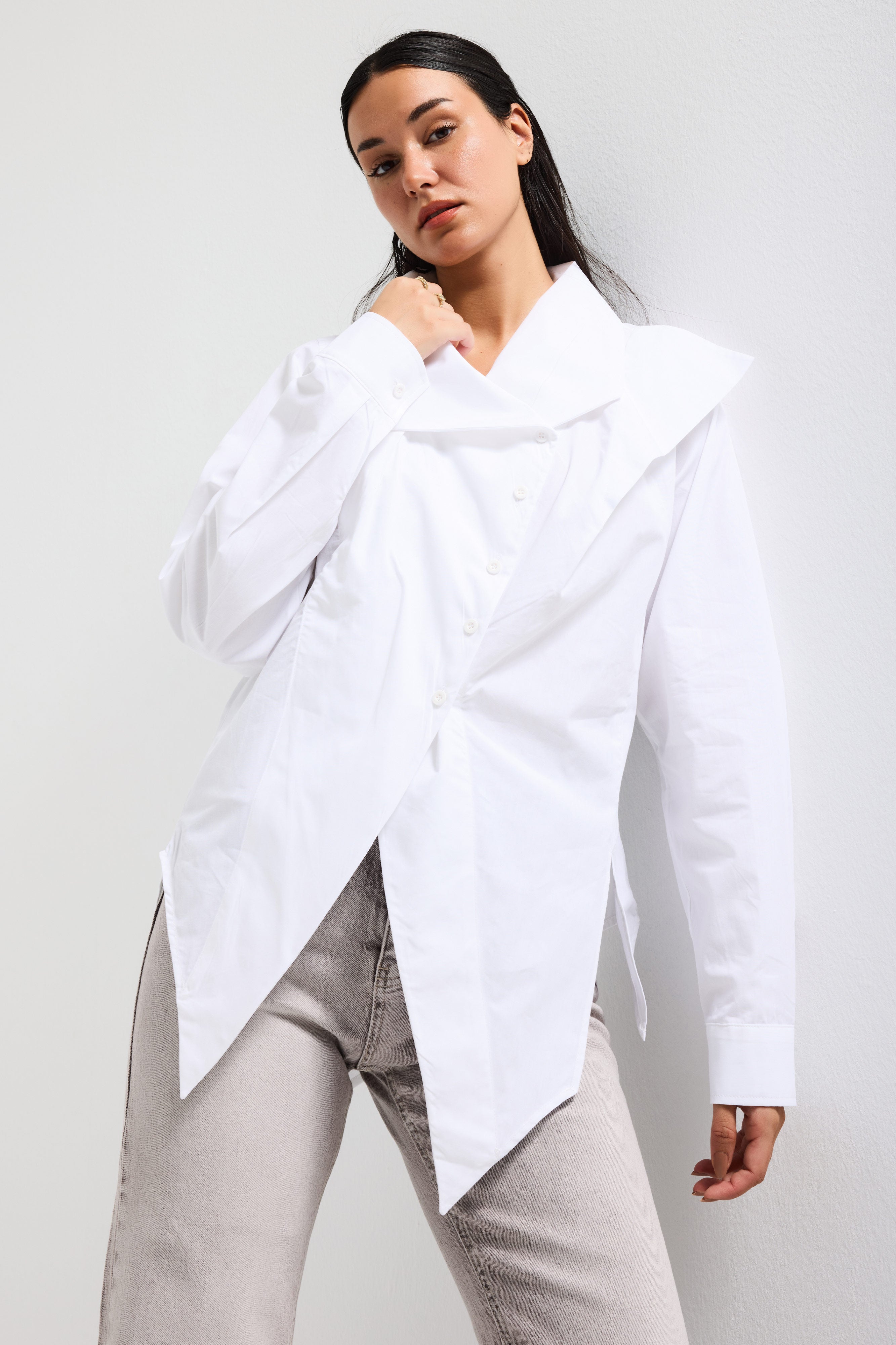 Kadın Beyaz Renk Regular Fit Özel Yaka Detaylı Tasarım Gömlek