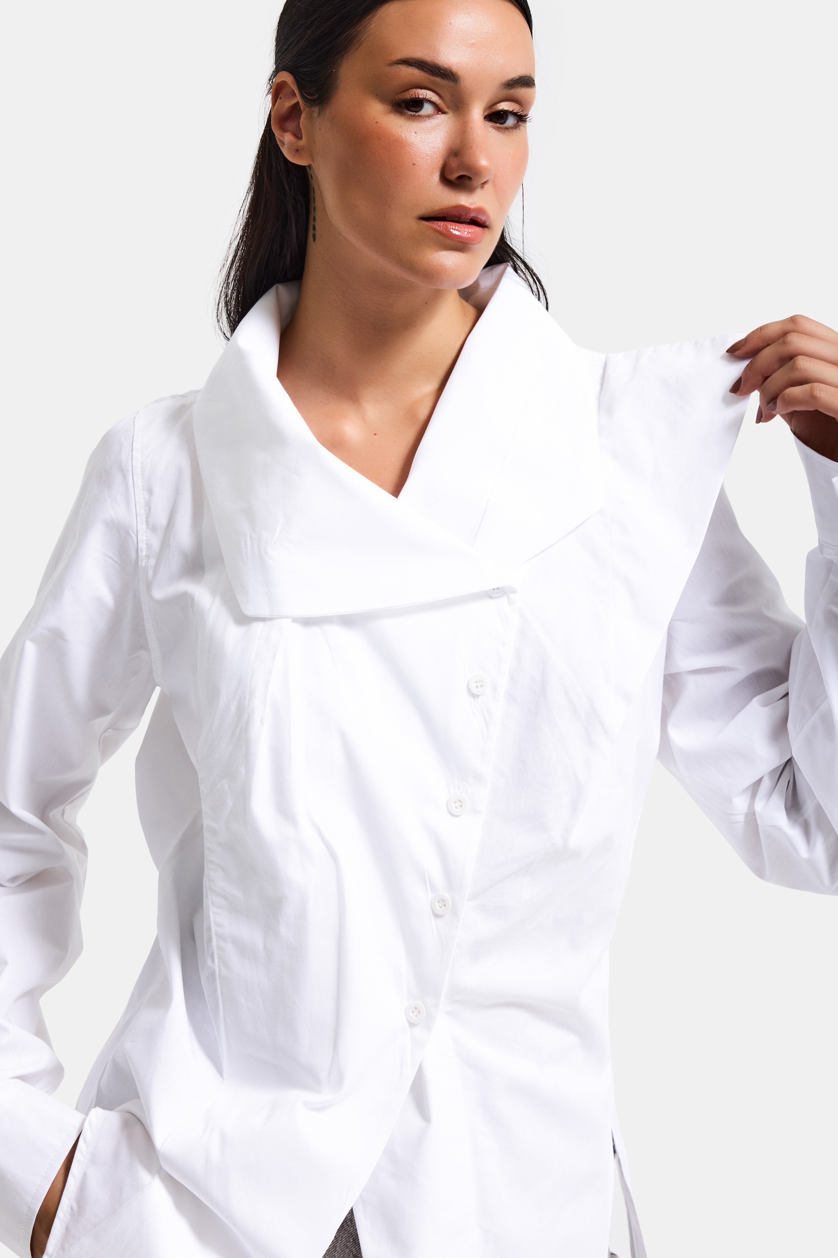 Kadın Beyaz Renk Regular Fit Özel Yaka Detaylı Tasarım Gömlek