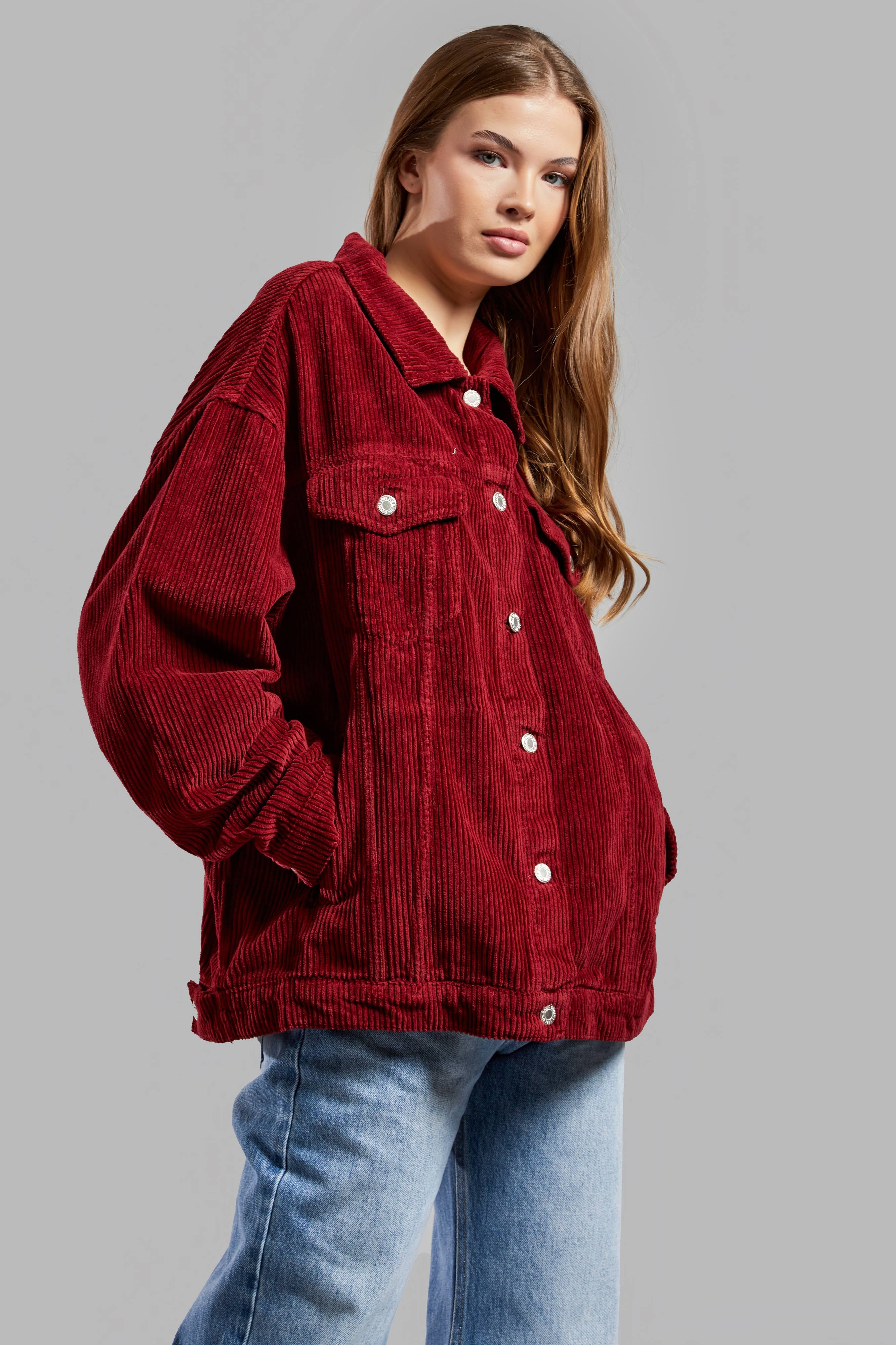 Женская куртка oversize из плотной вельветовой ткани бордового цвета