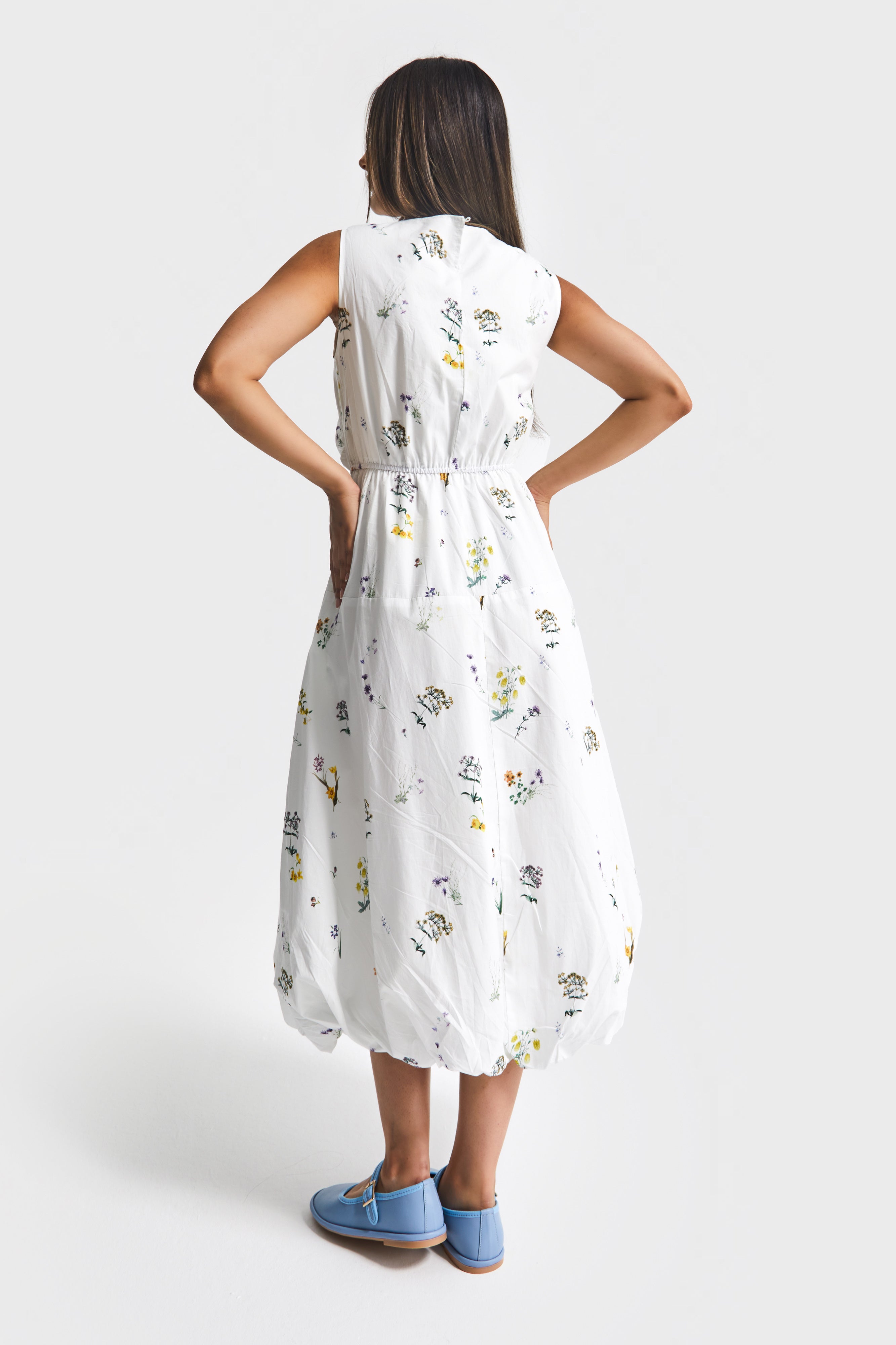 Dames maxi-jurk met bloemenprint in witte kleur (maat S5-2) met ruches en nul mouwen