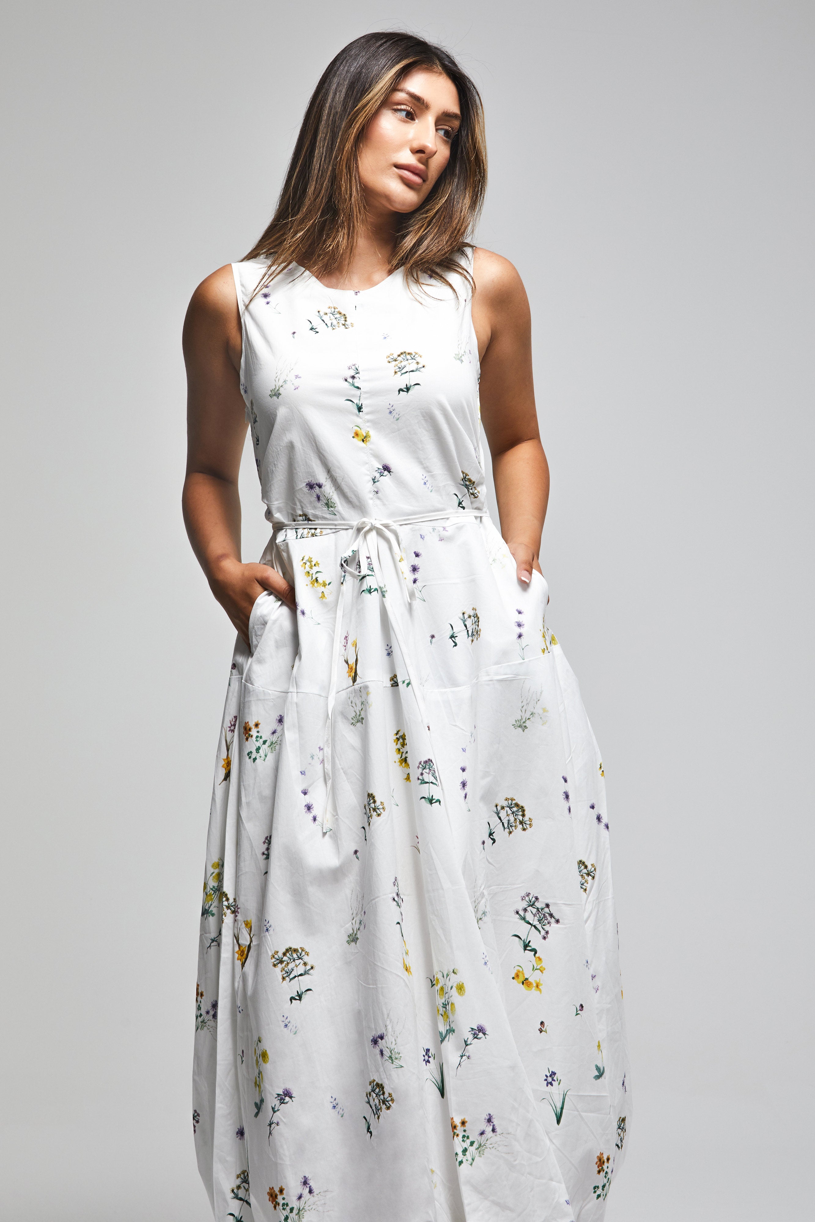 Dames maxi-jurk met bloemenprint in witte kleur (maat S5-2) met ruches en nul mouwen