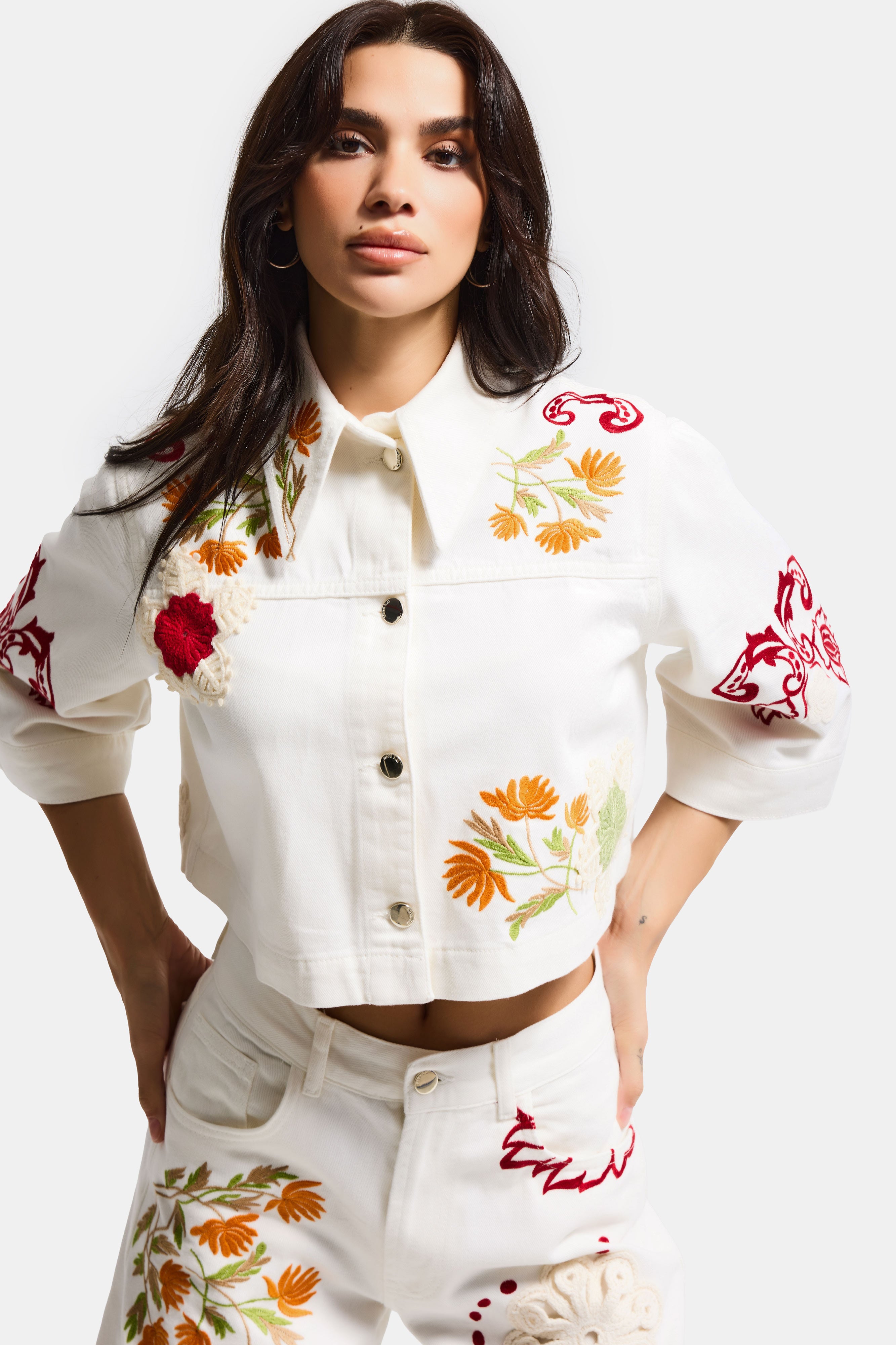 Kadın Ekru 7s6-101 Crop Fit Özel Desen Çiçek Nakışlı Tasarım Denim Ceket