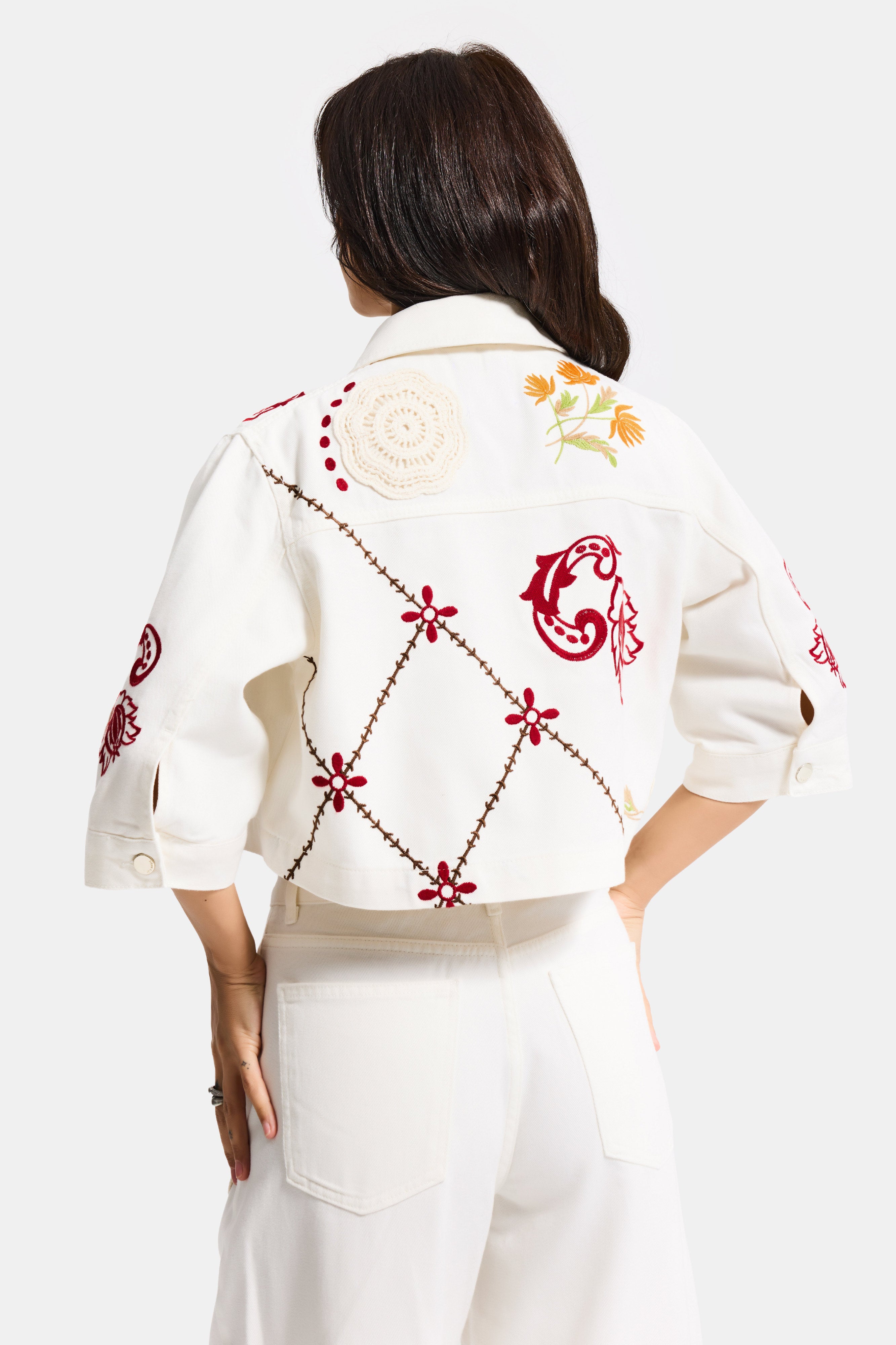 Kadın Ekru 7s6-101 Crop Fit Özel Desen Çiçek Nakışlı Tasarım Denim Ceket