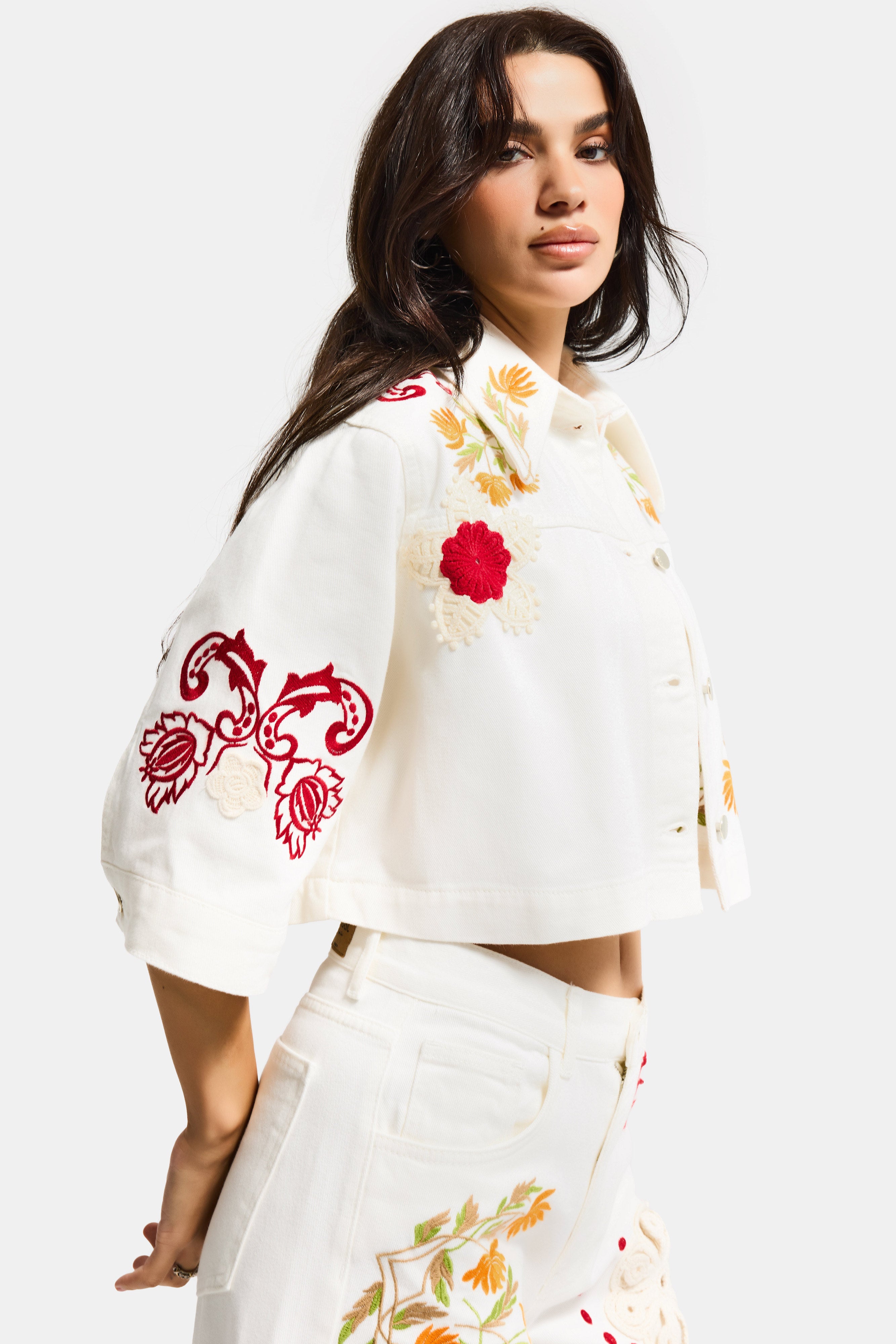 Kadın Ekru 7s6-101 Crop Fit Özel Desen Çiçek Nakışlı Tasarım Denim Ceket