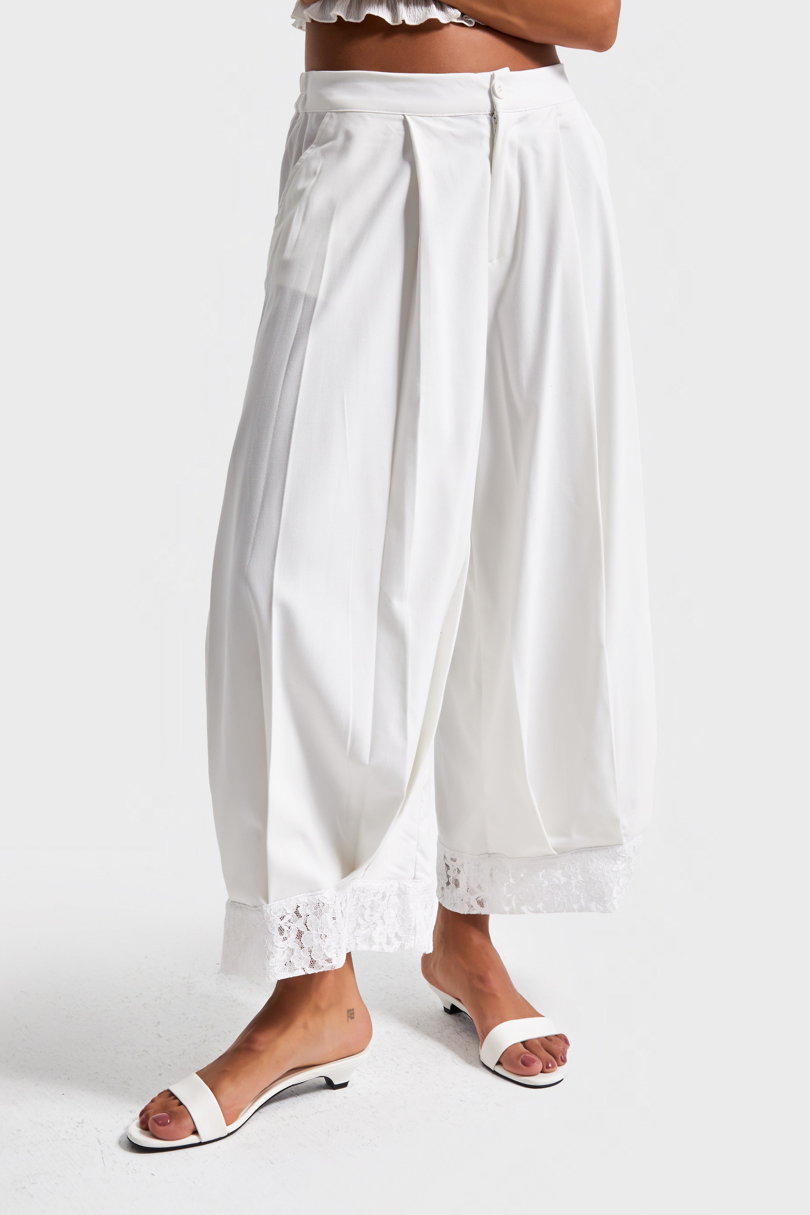 Kadın Ekru Renk Beyaz Dantel Detaylı Bol Kesim Özel Tasarım Kumaş Pantolon