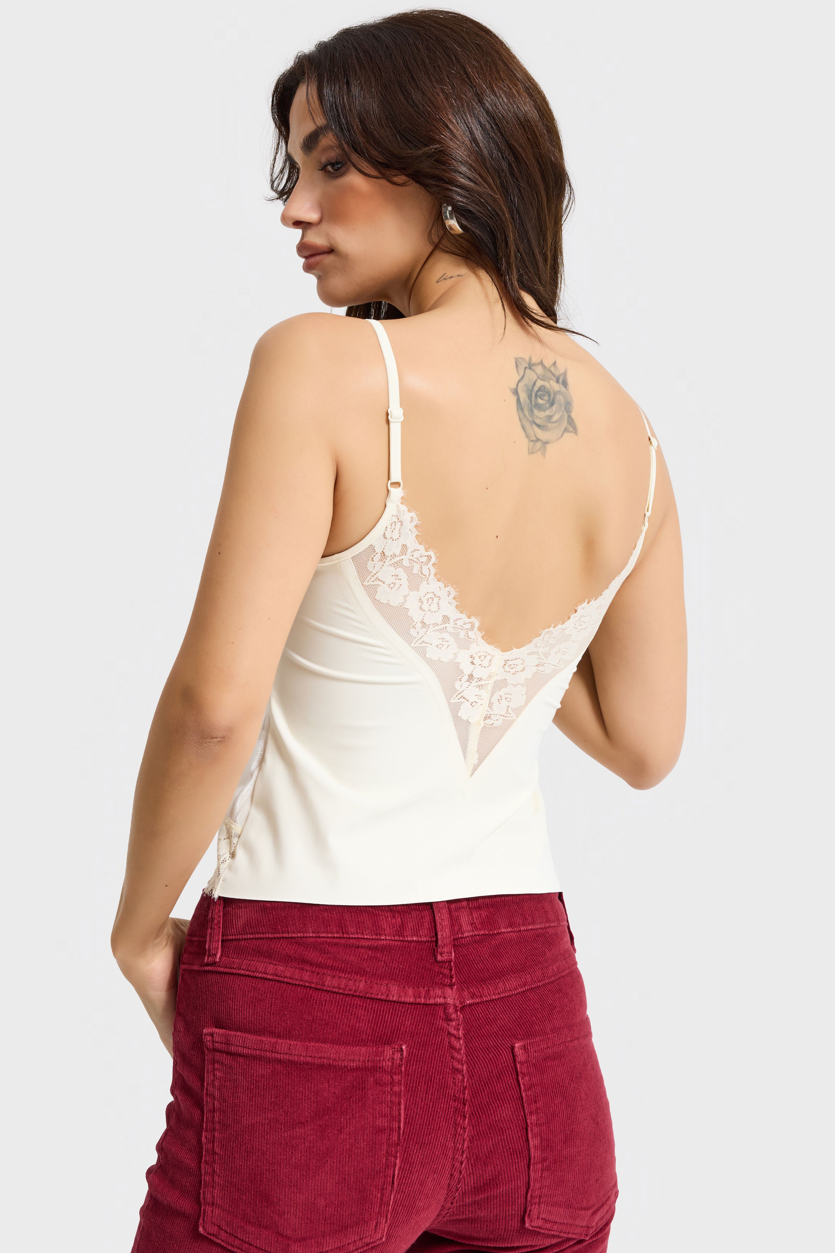 Kadın Ekru Renk İnce Askılı Pedli Dantel Detaylı Tasarım Büstiyer Bluz