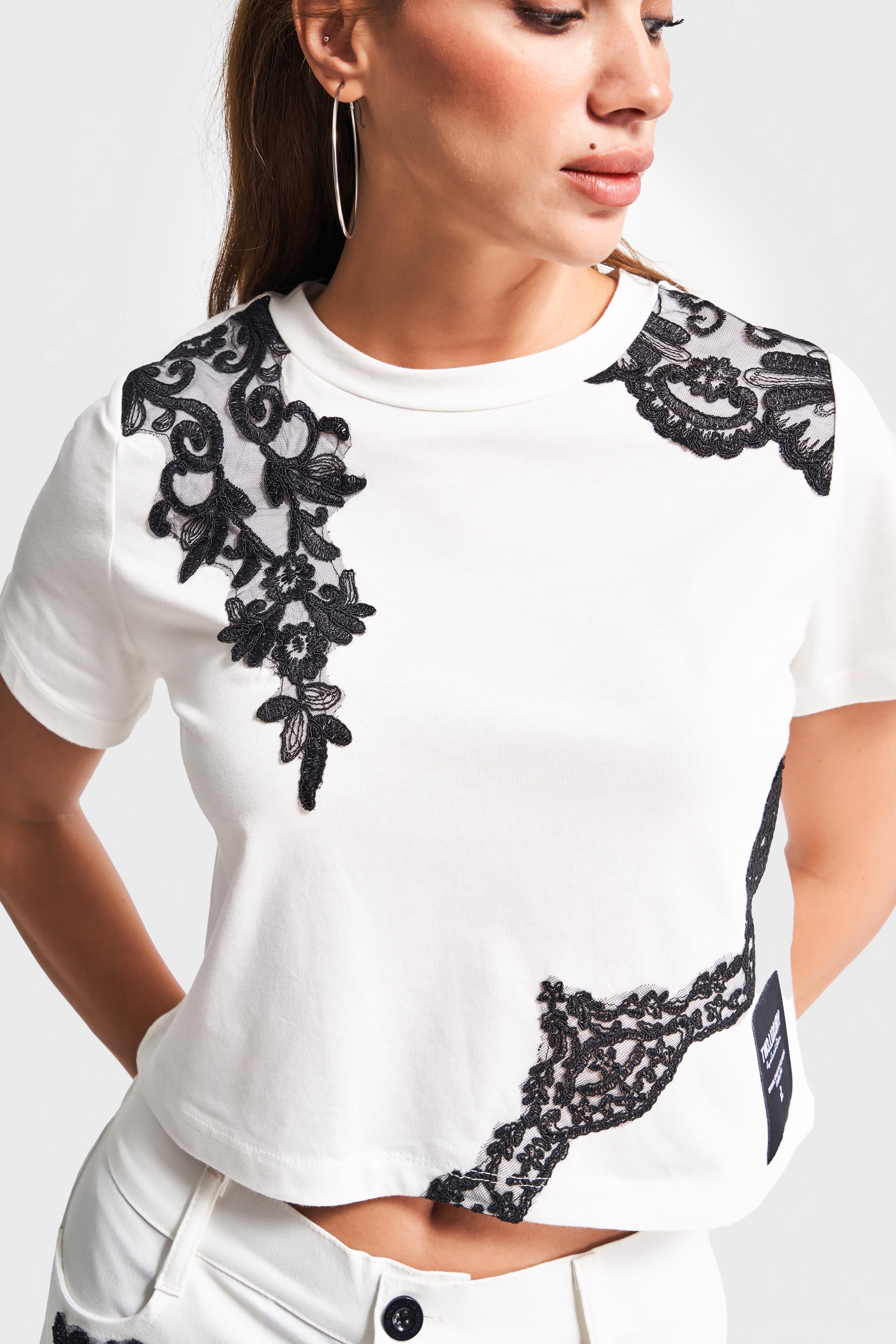 Kadın Ekru Renk Siyah Dantel Detaylı Tasarım %100 Pamuk T-Shirt