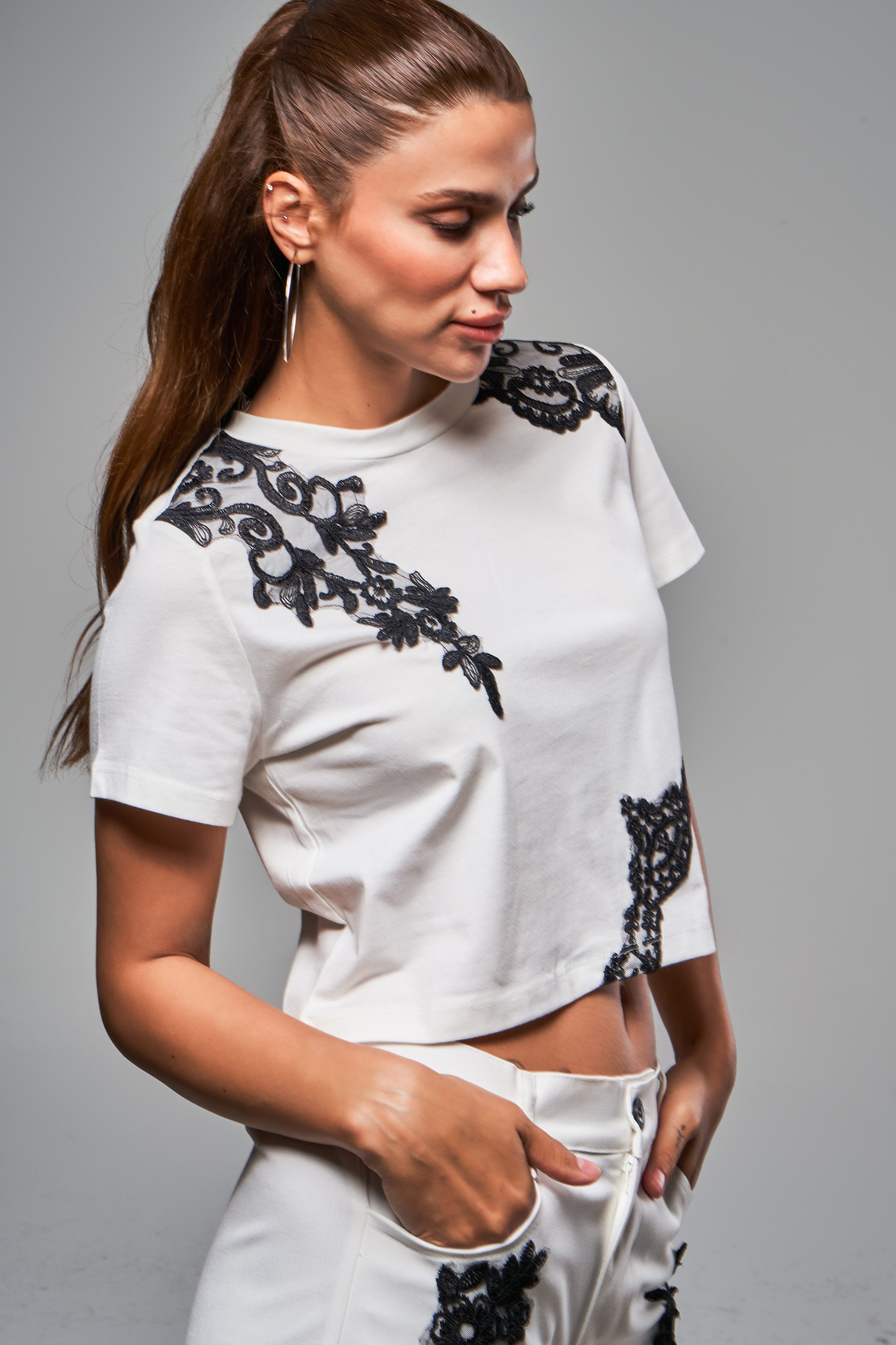 Kadın Ekru Renk Siyah Dantel Detaylı Tasarım %100 Pamuk T-Shirt