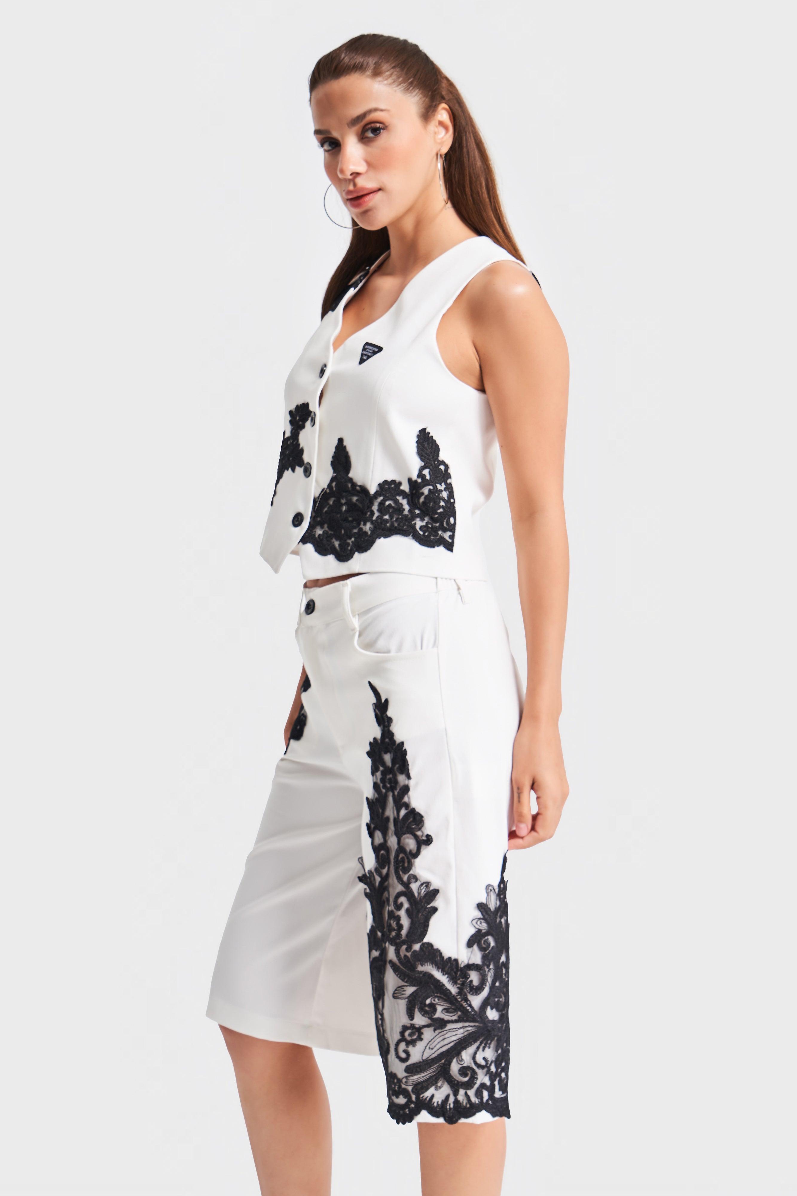 Kadın Ekru Renk Siyah Dantel Nakışlı Midi Boy Tasarım Kumaş Bermuda Şort