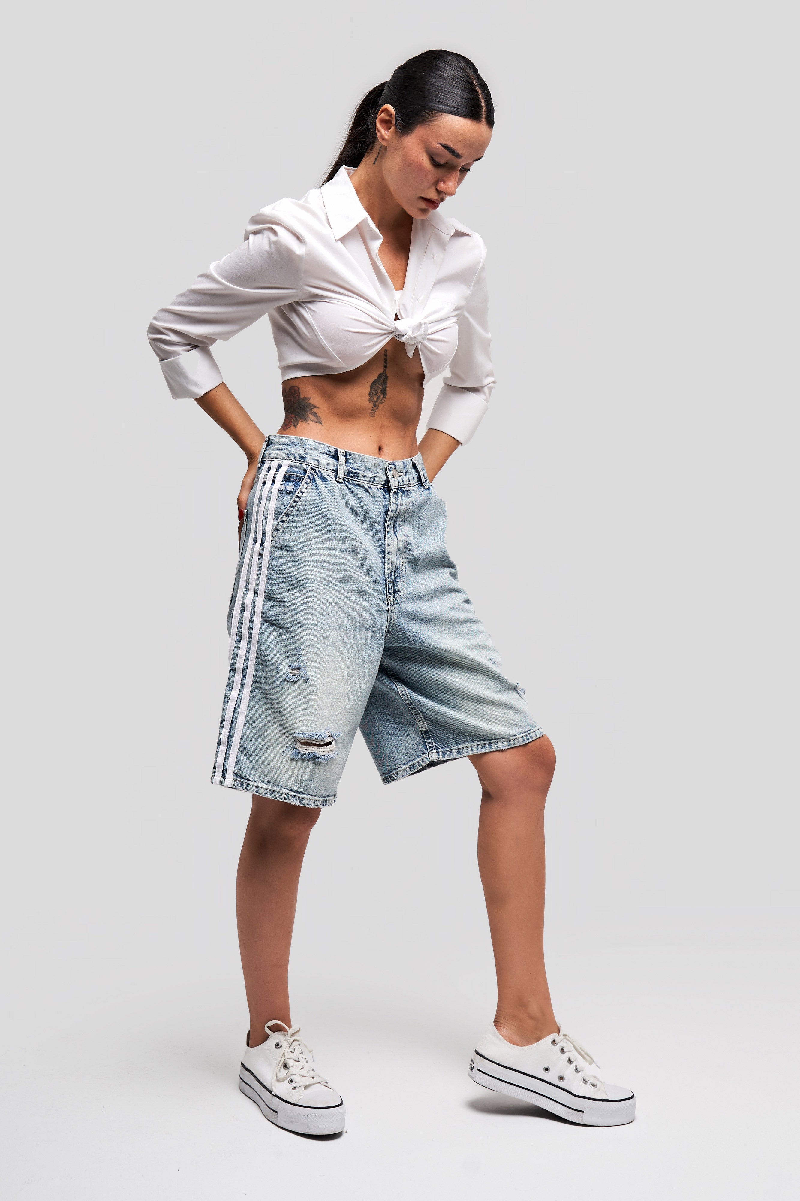 Женские джинсовые шорты Greenkest Denim Color с боковыми полосками и отделкой, длина миди