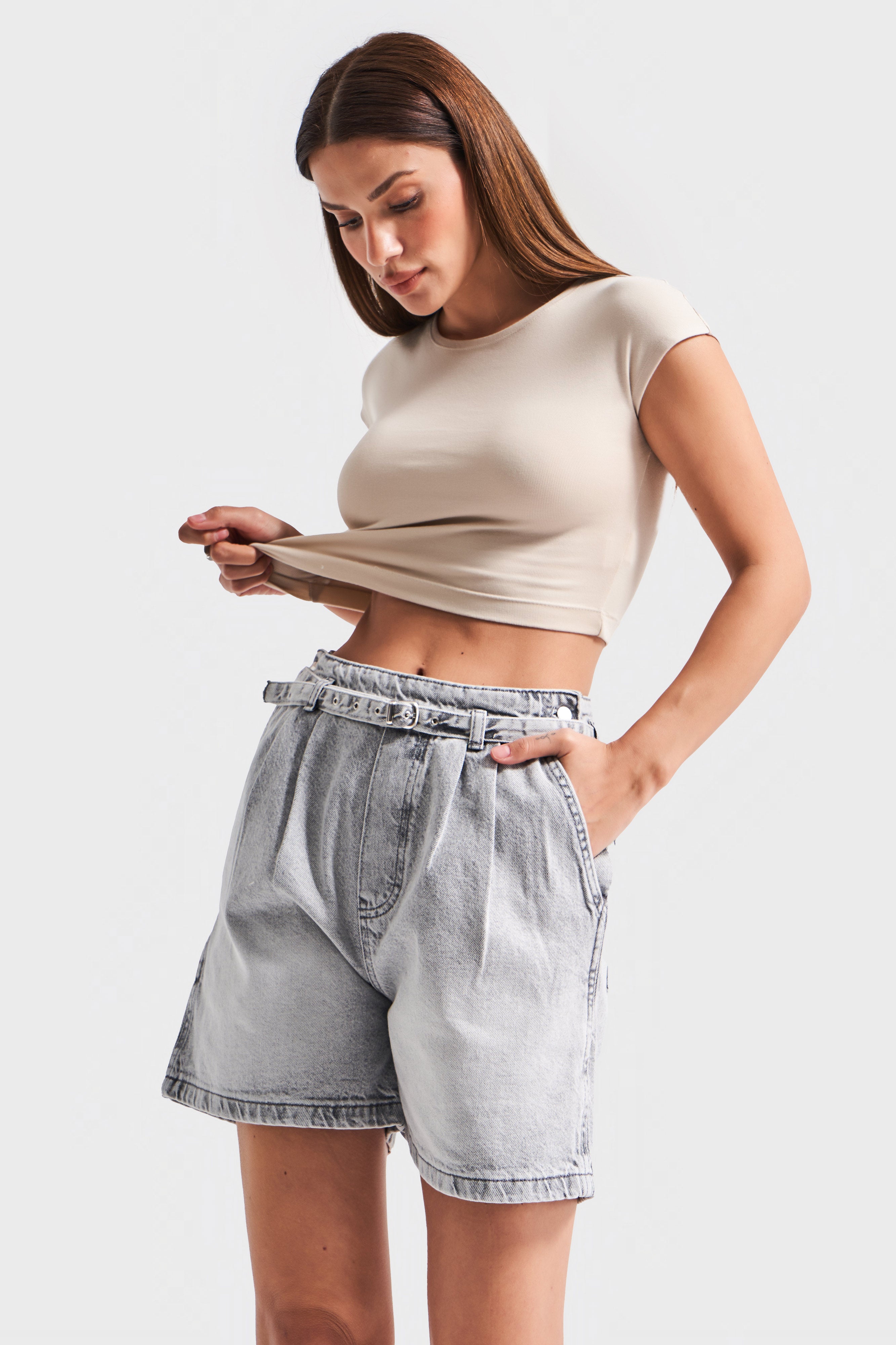 Kadın Gri Renk 4s5-12 Kemer Detaylı Midi Boy Pileli %100 Koton Denim Şort