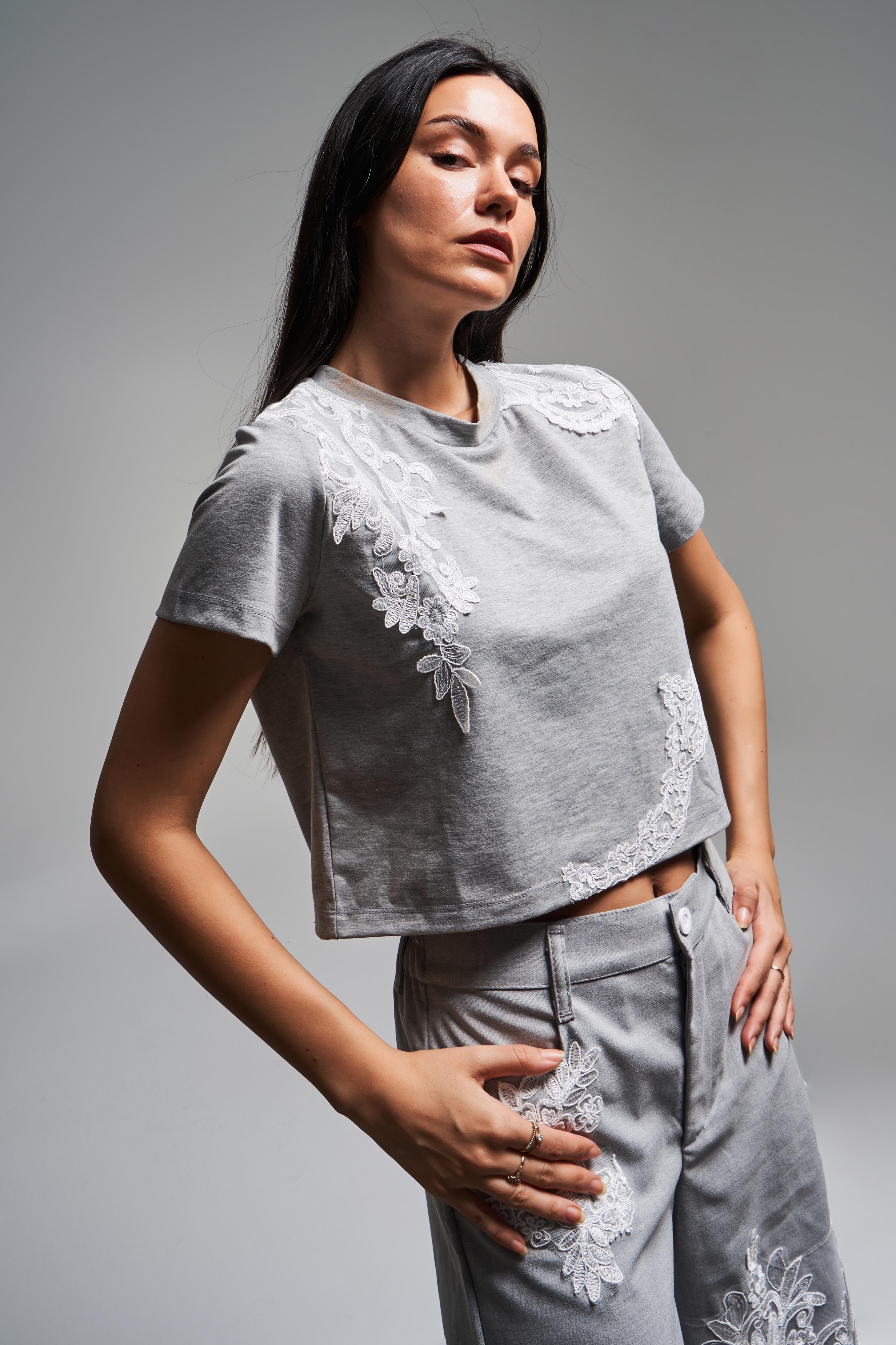 Женская футболка серого цвета с белым кружевом и детальным дизайном, 100% хлопок