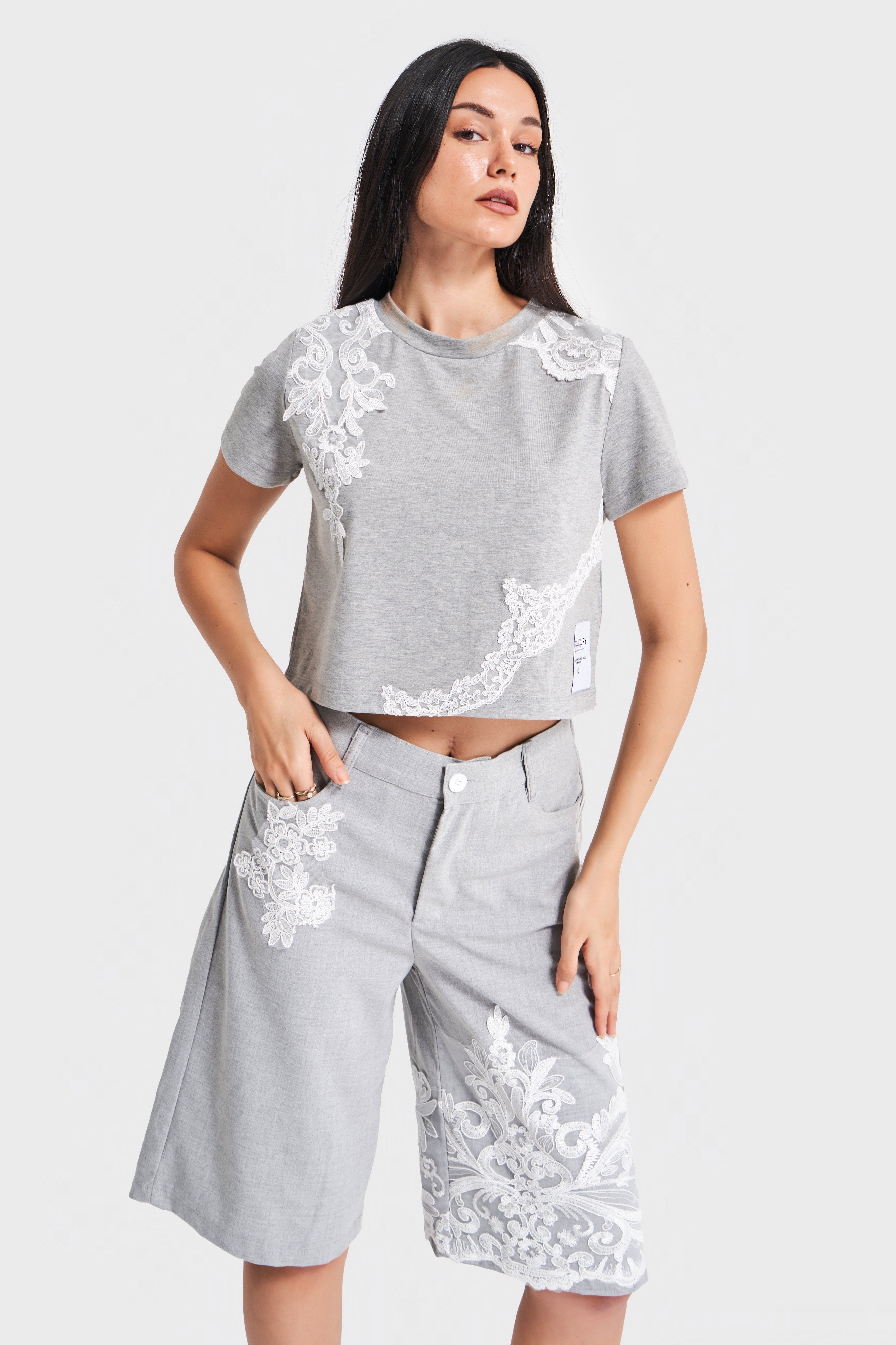 Женская футболка серого цвета с белым кружевом и детальным дизайном, 100% хлопок