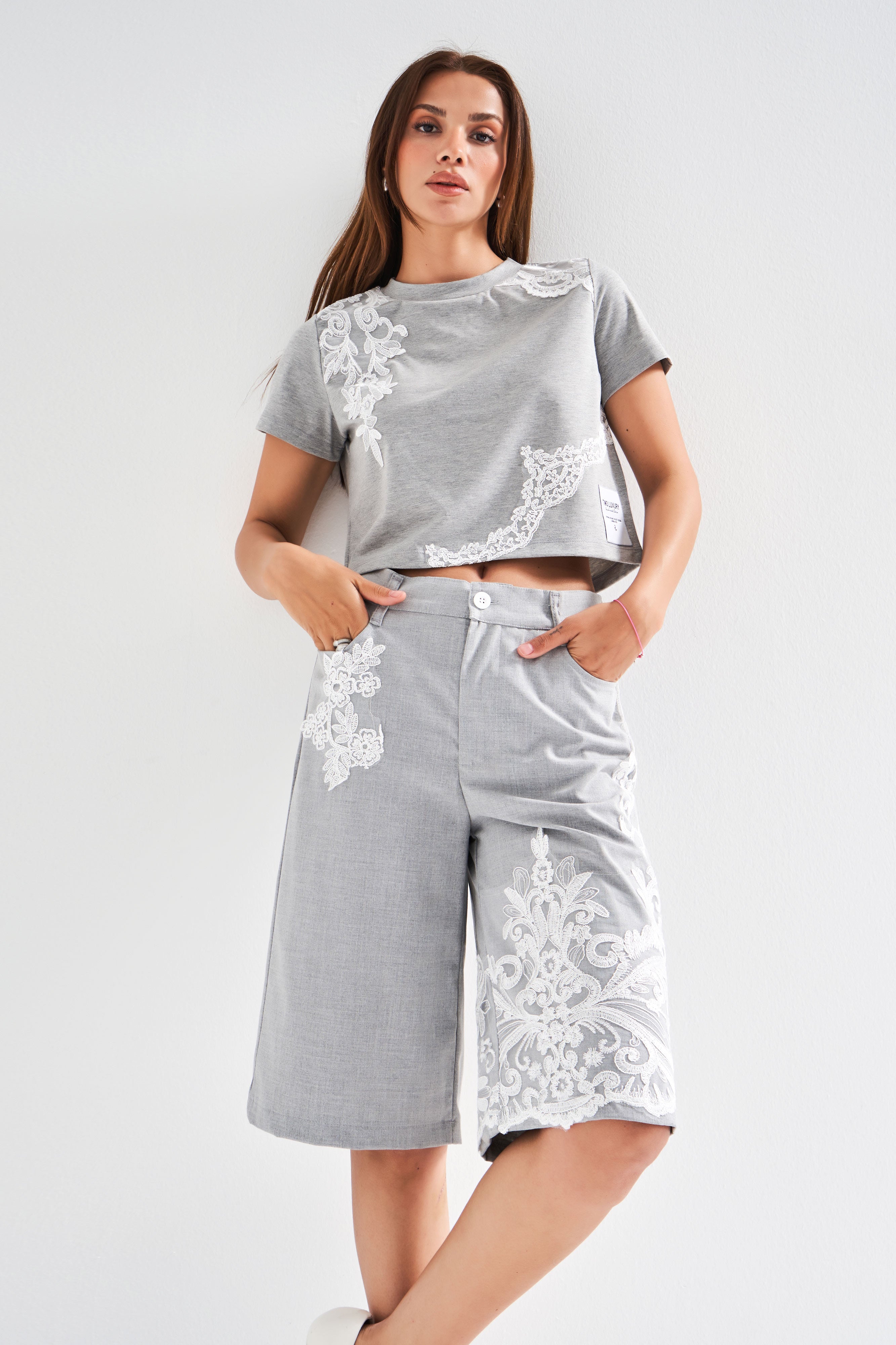 Kadın Gri Renk Dantel Nakışlı Midi Boy Tasarım Kumaş Bermuda Şort