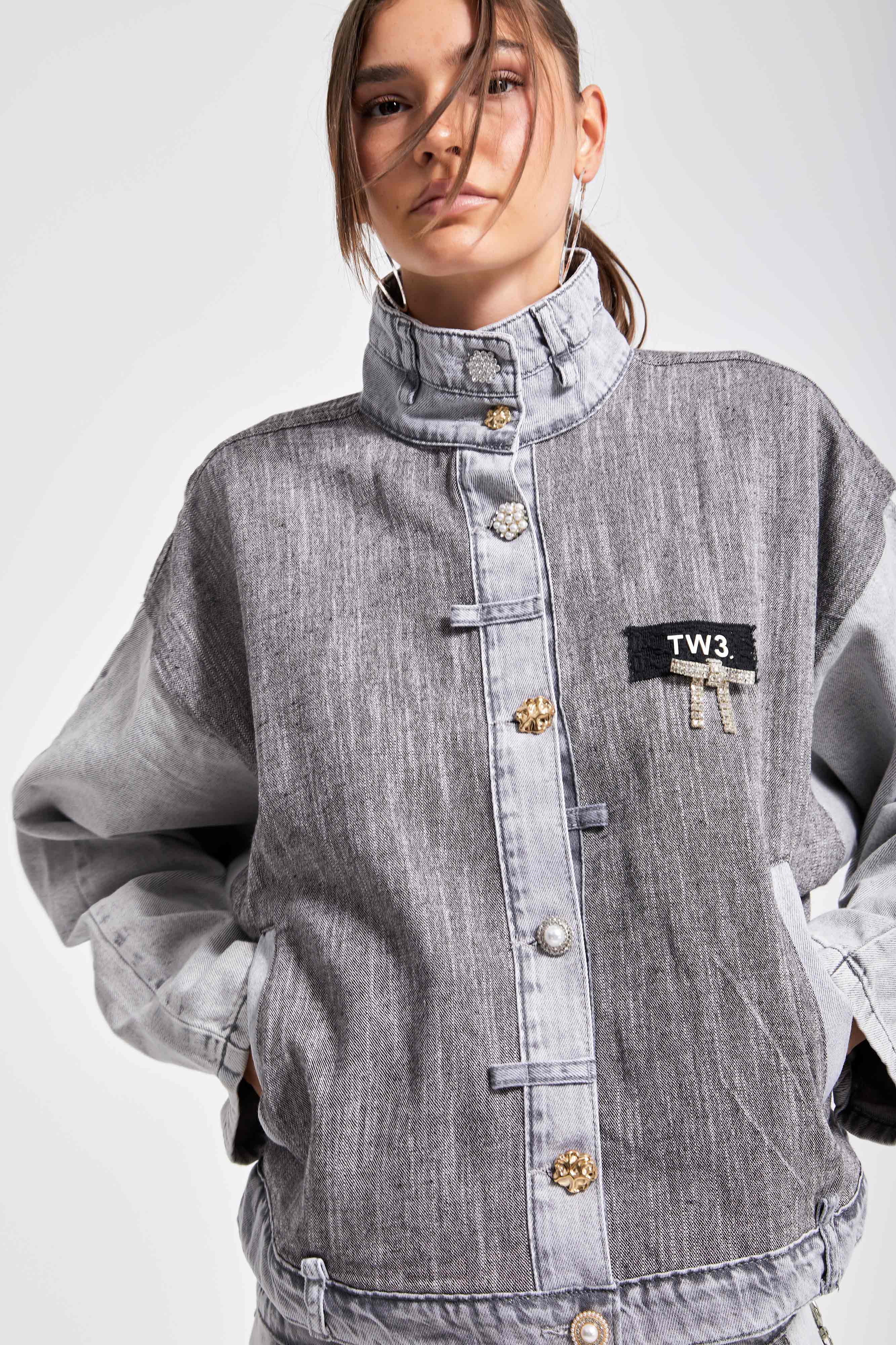 Kadın Gri Renk Kumaş ve Denim Parçalı Aksesuar Detaylı Bol Kesim Özel Tasarım Denim Ceket
