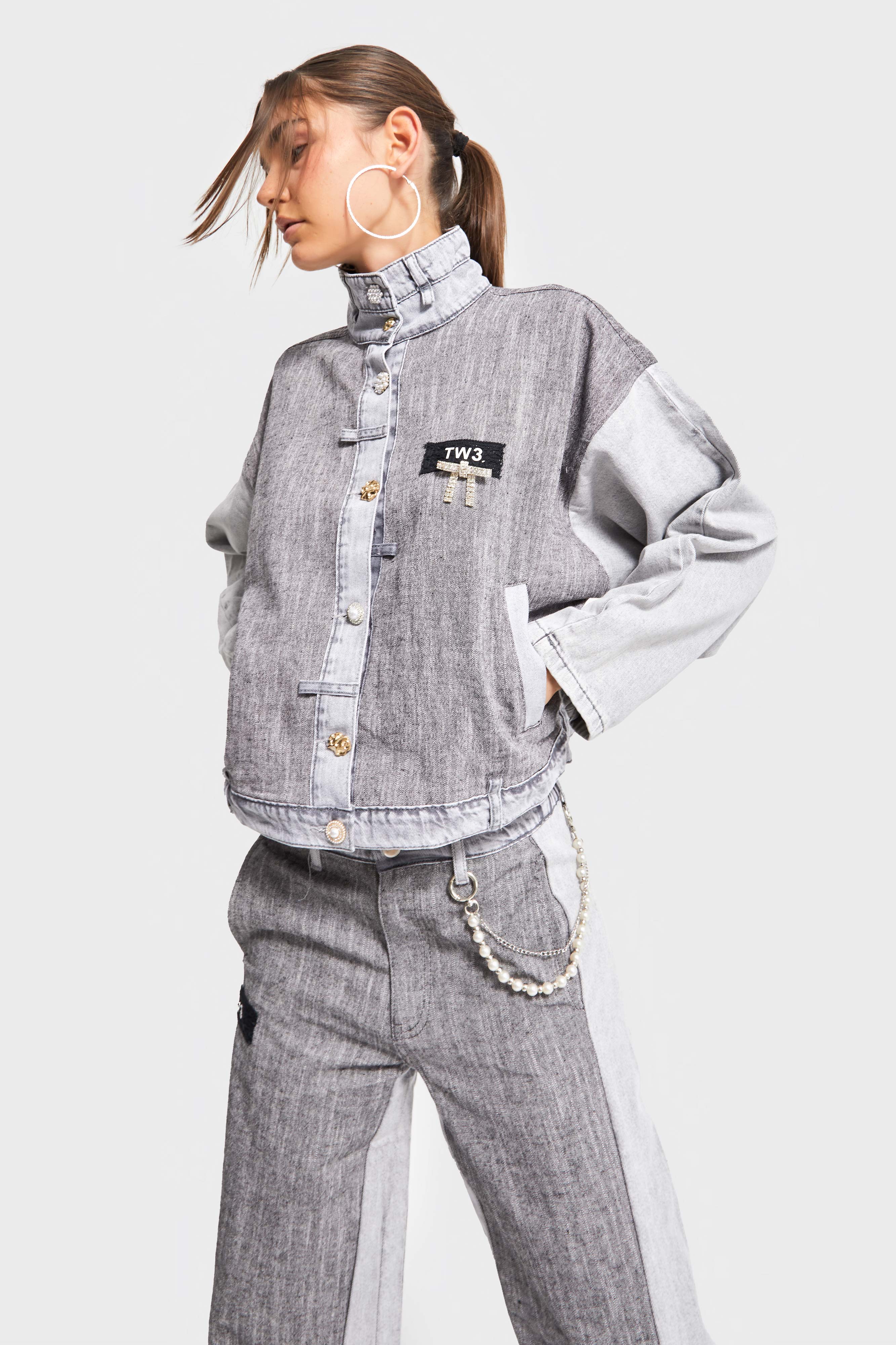 Kadın Gri Renk Kumaş ve Denim Parçalı Aksesuar Detaylı Bol Kesim Özel Tasarım Denim Ceket