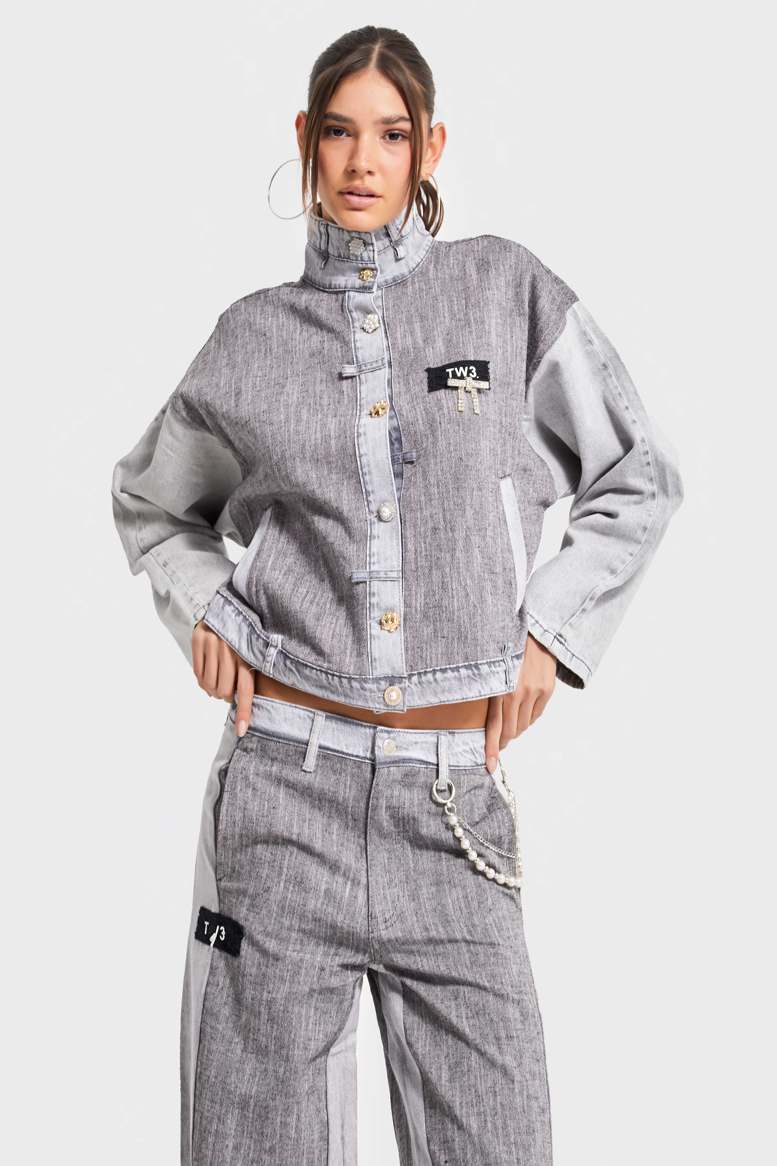 Kadın Gri Renk Kumaş ve Denim Parçalı Aksesuar Detaylı Bol Kesim Özel Tasarım Denim Ceket