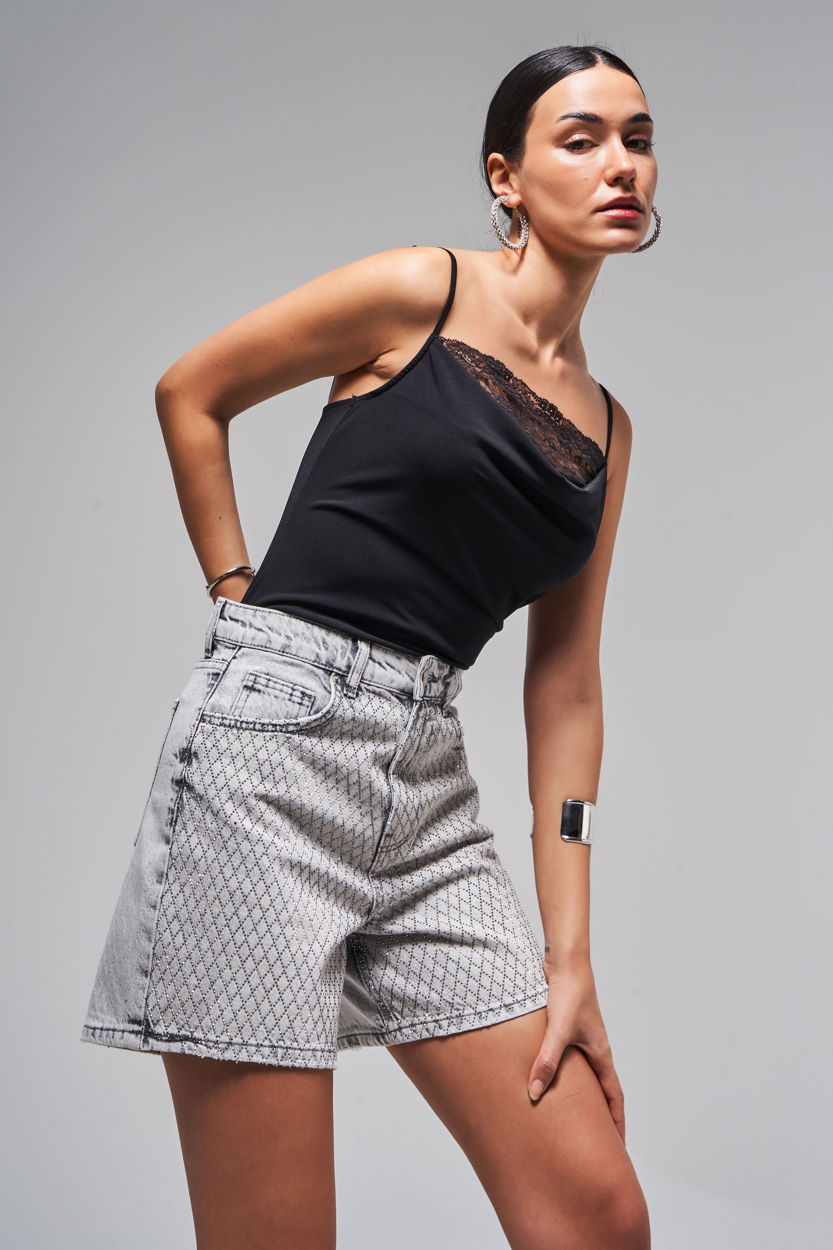 Kadın Gri Renk Diana T-4S5-12 Parlak Taşlı Mom Fit Midi Boy Tasarım %100 Koton Denim Şort