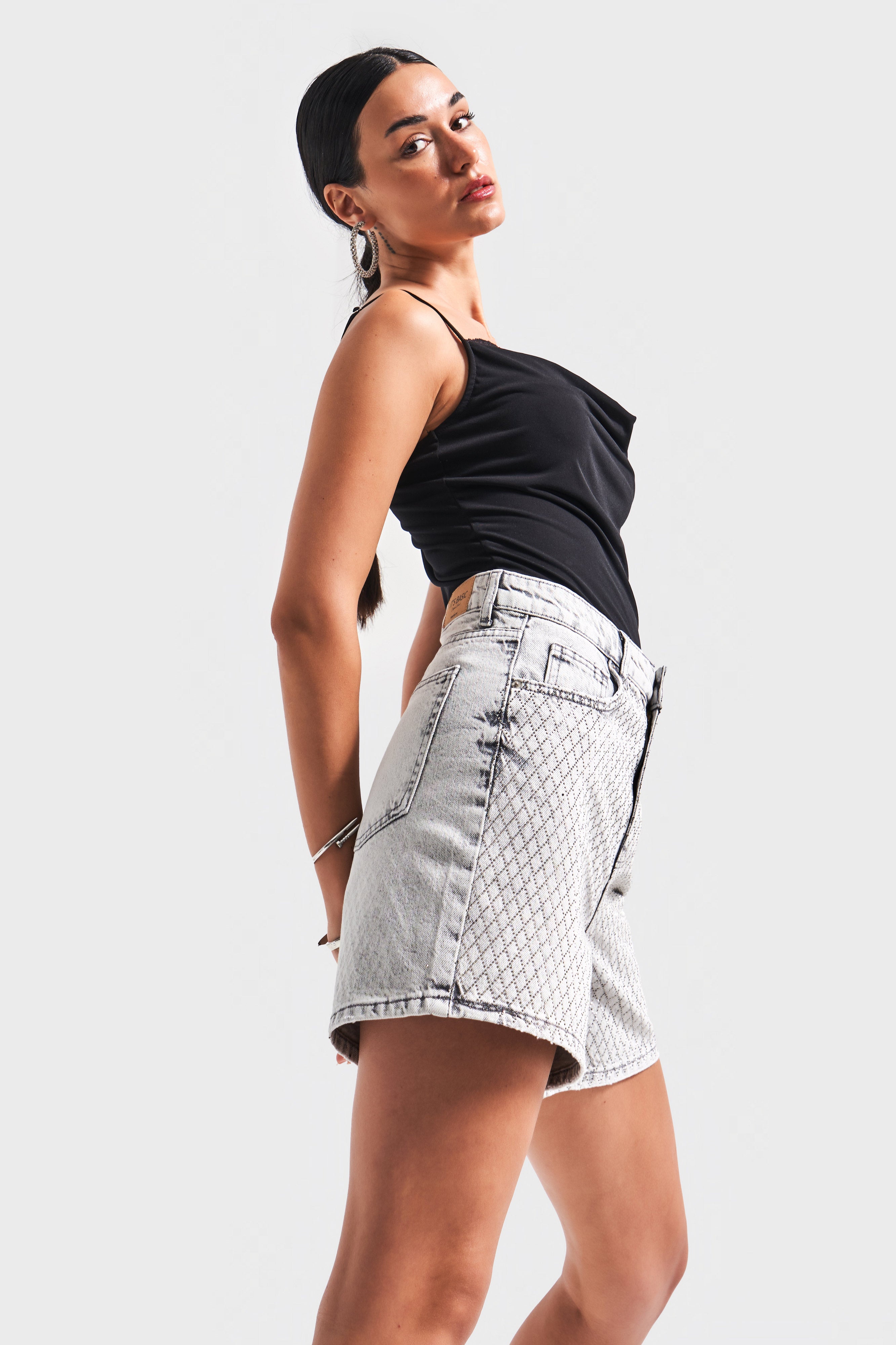 Kadın Gri Renk Diana T-4S5-12 Parlak Taşlı Mom Fit Midi Boy Tasarım %100 Koton Denim Şort