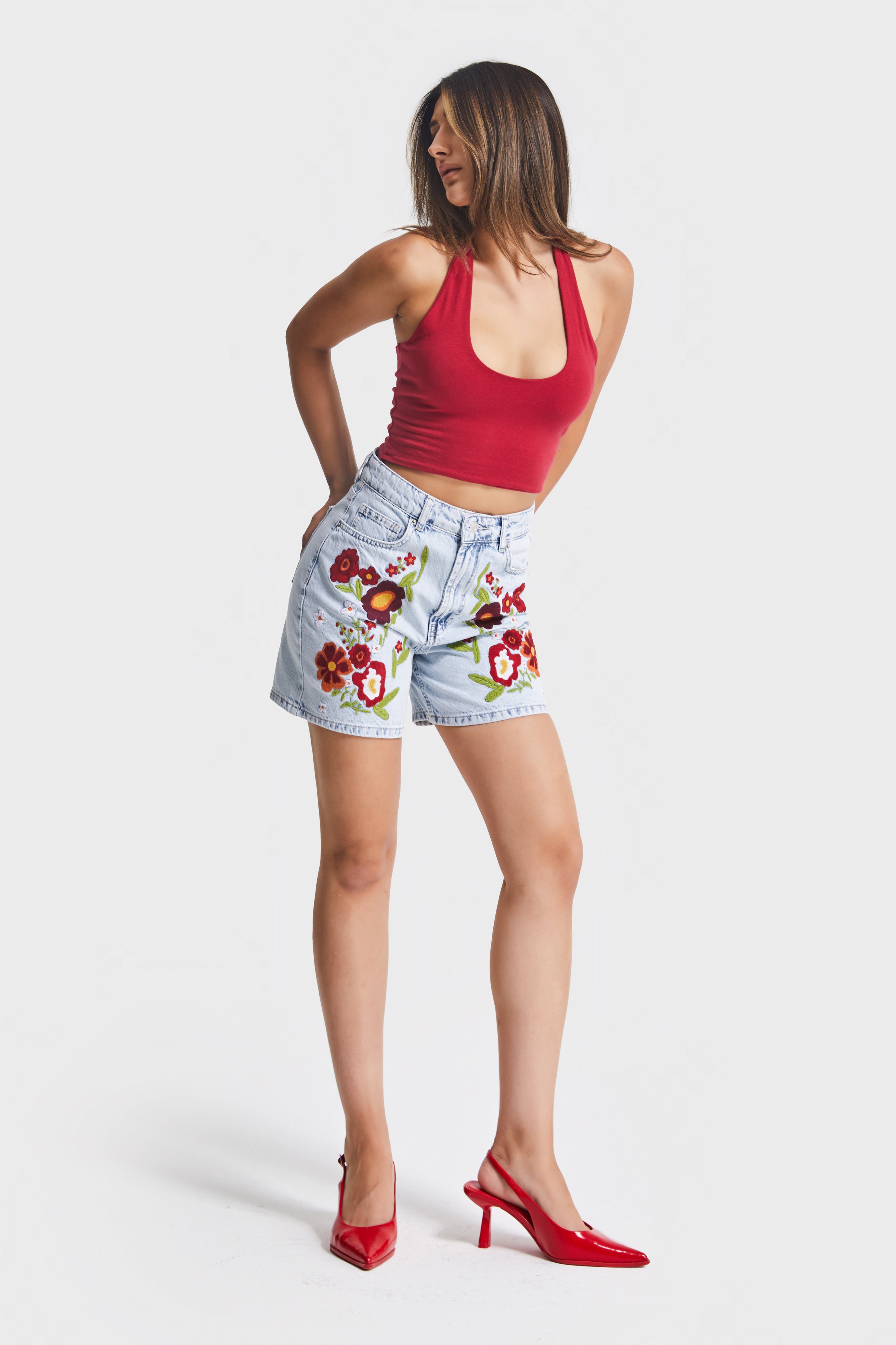 Женские джинсы Ice Jeans, цвет 3s5-3, красные, с цветочной вышивкой, длина миди, 100% хлопок, свободный крой, джинсовые шорты