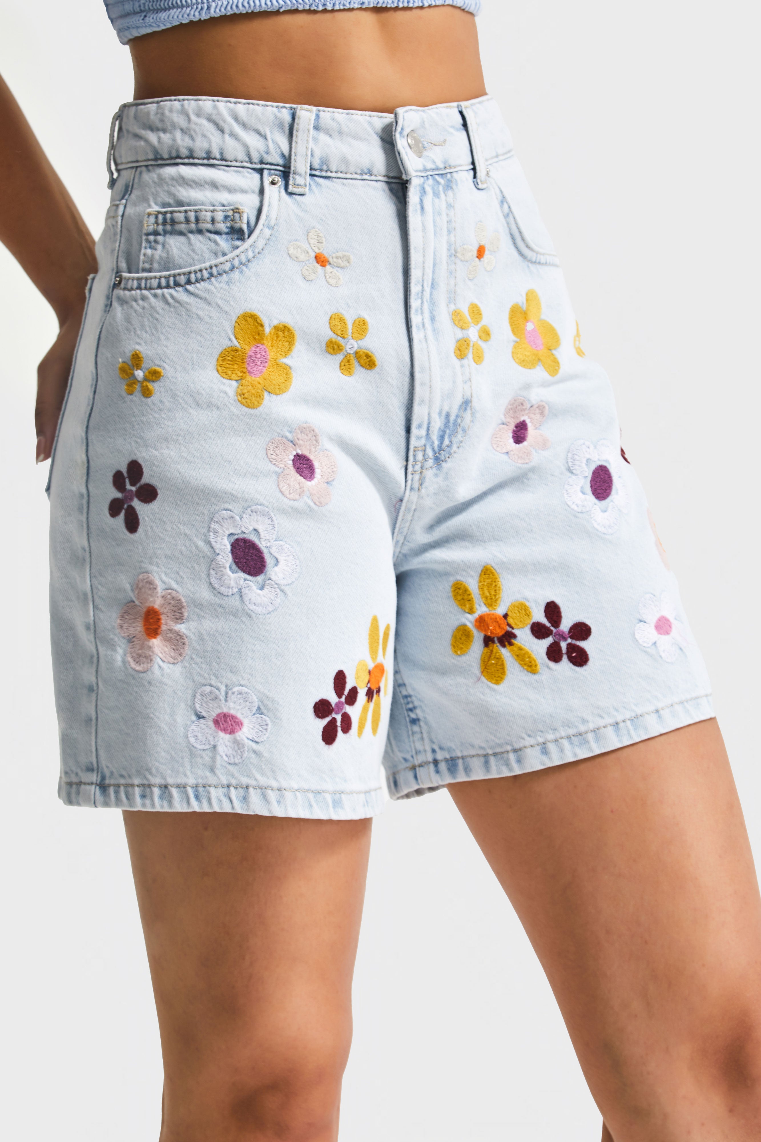 Kadın Ice Kot Rengi 3s5-3 Renkli Çiçek Nakışlı Midi Boy Rahat Kesim %100 Koton Tasarım Denim Şort