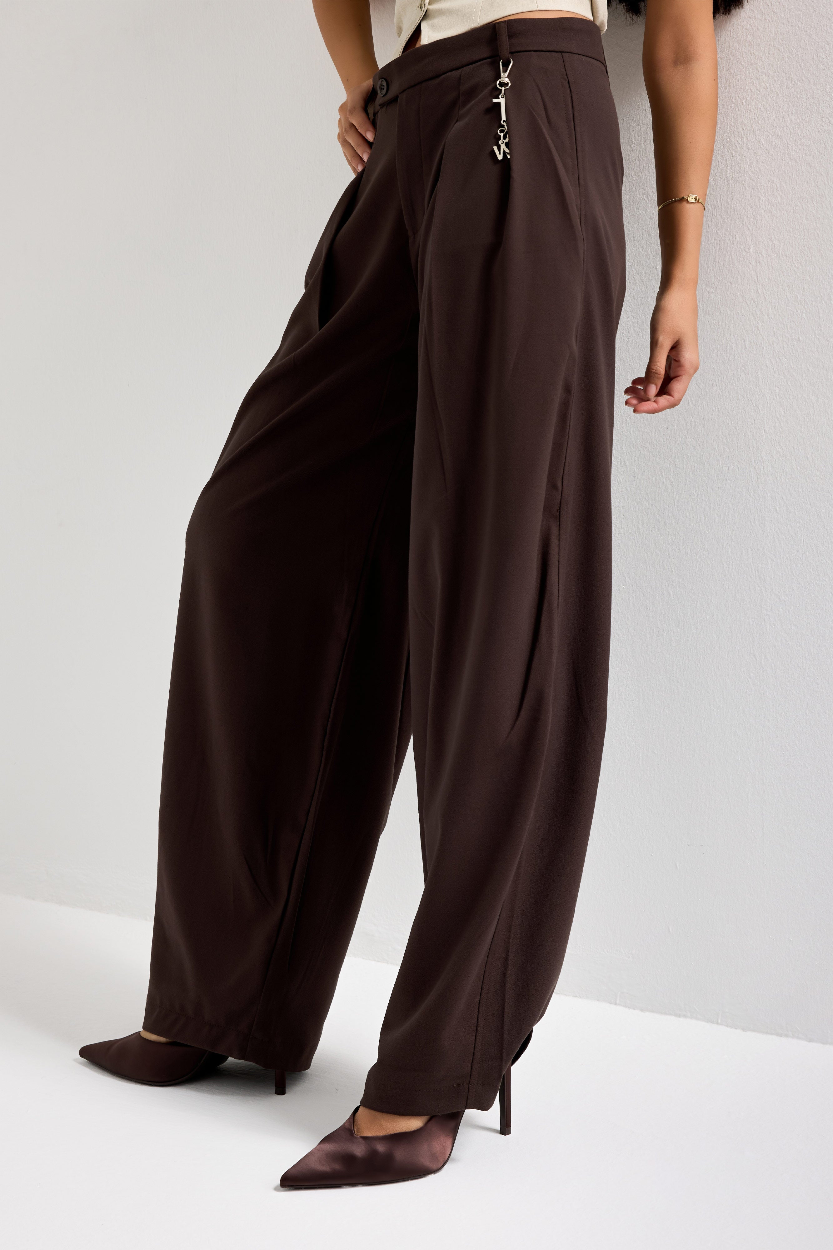 Kadın Kahverengi Aksesuar Detaylı Bol Kesim Dokuma Kumaş Özel Tasarım Pantolon