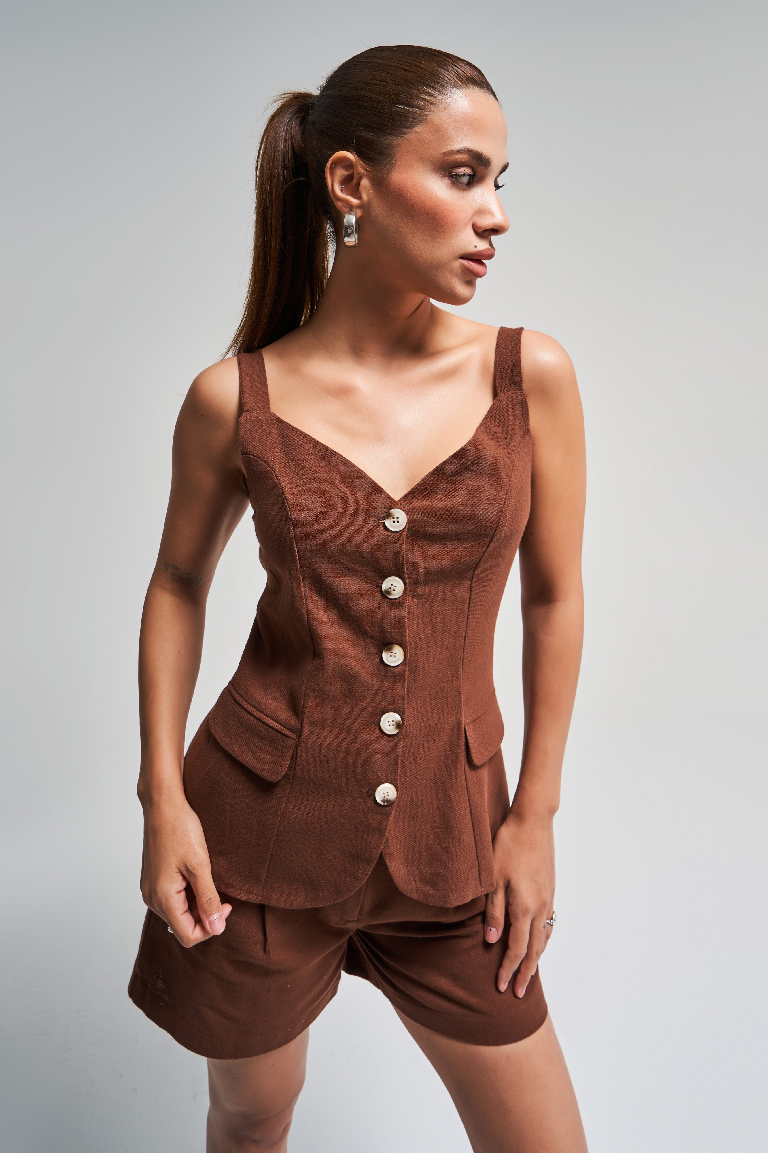 Женский коричневый жилет макси из льняной ткани с бретельками и пуговицами спереди, размер s5-16