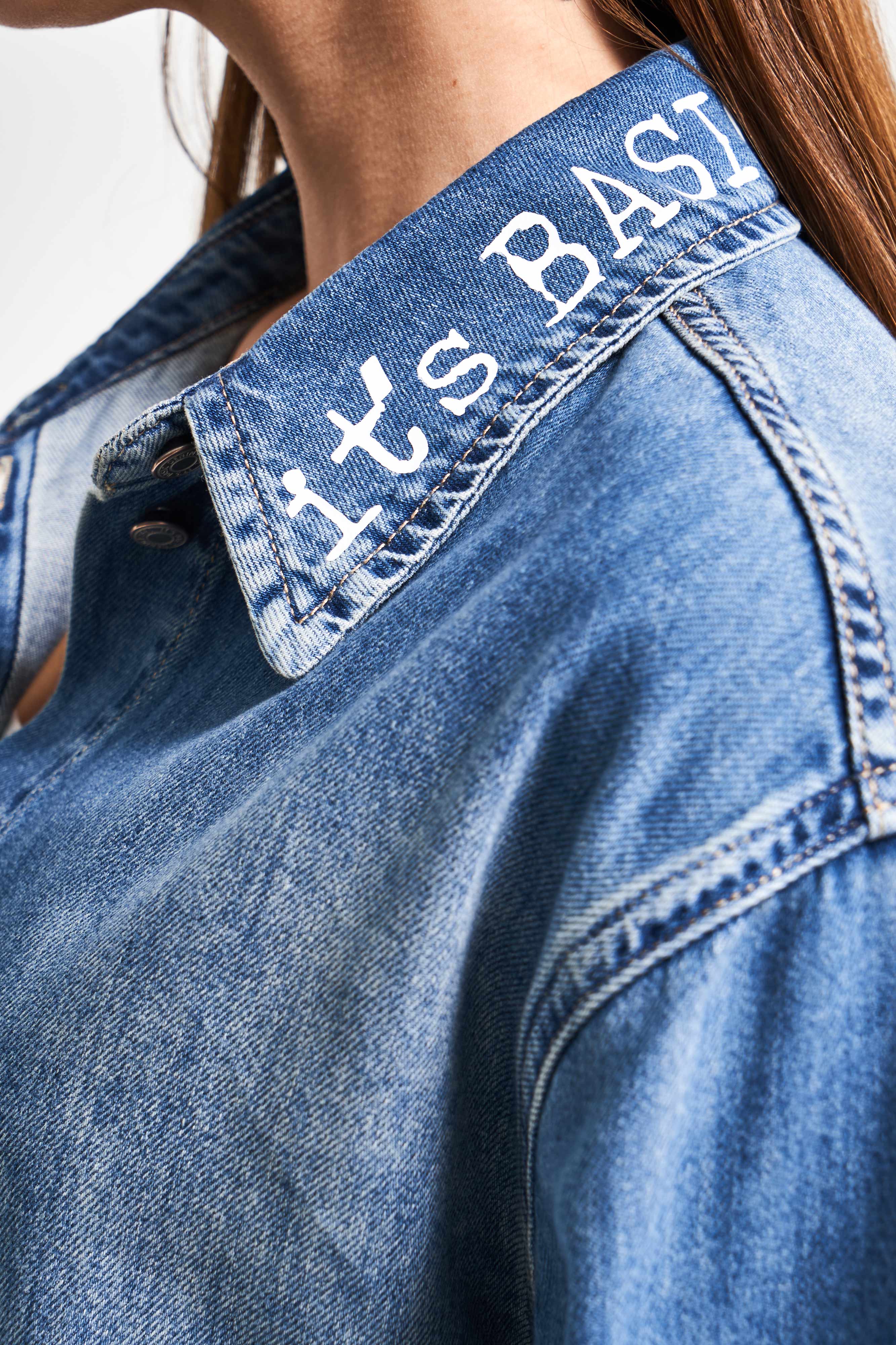 Kadın Kot Rengi 2S5-72 Baskılı Parlak Taşlı Oversize %100 Koton Tasarım Denim Gömlek