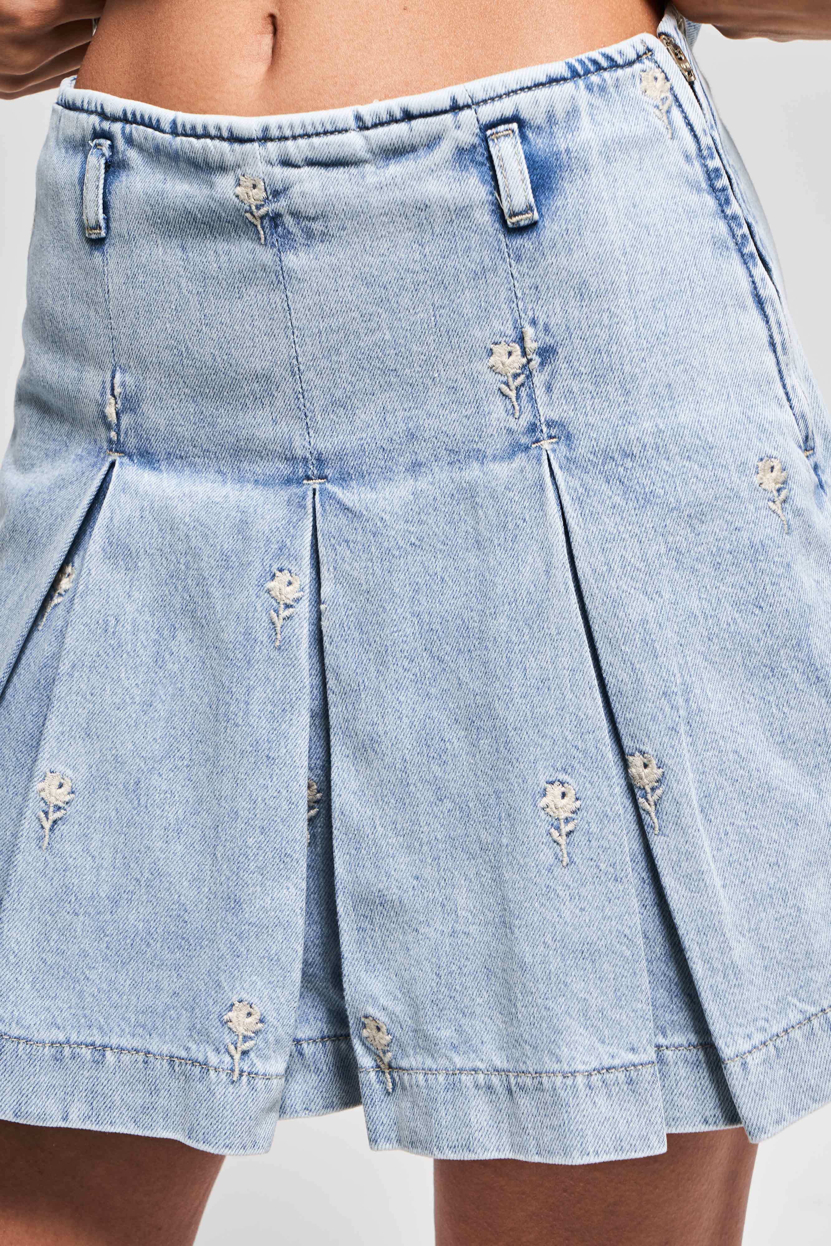 Kadın Kot Rengi 3s5-3 Çiçek Nakışlı %100 Koton Önü Pileli Tasarım Denim Şort Etek